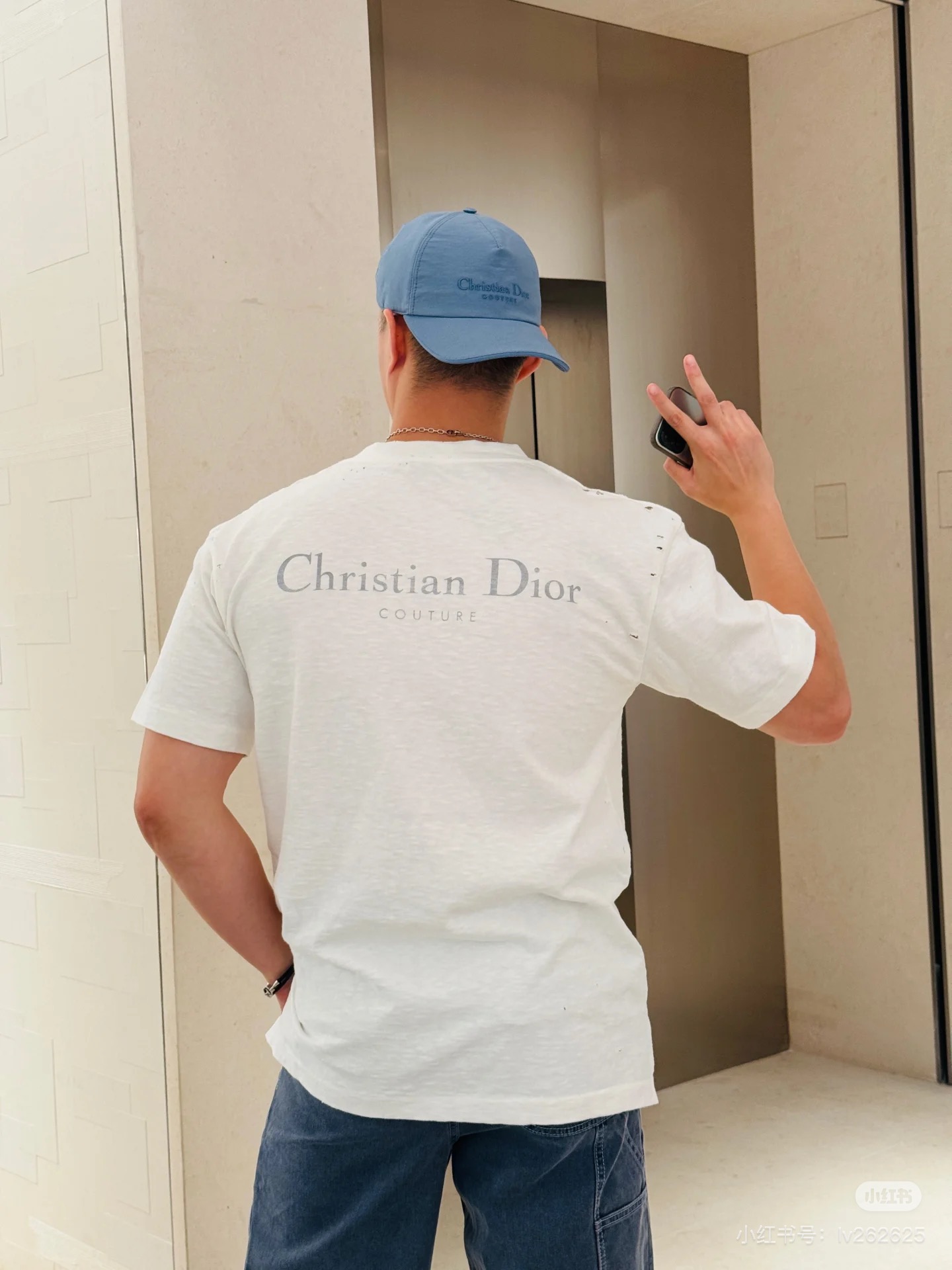  Dior迪奥2025新款经典字母做旧破洞印花LOGO短袖男女同款
这款 T 恤采用棉质竹节平纹针织面料
