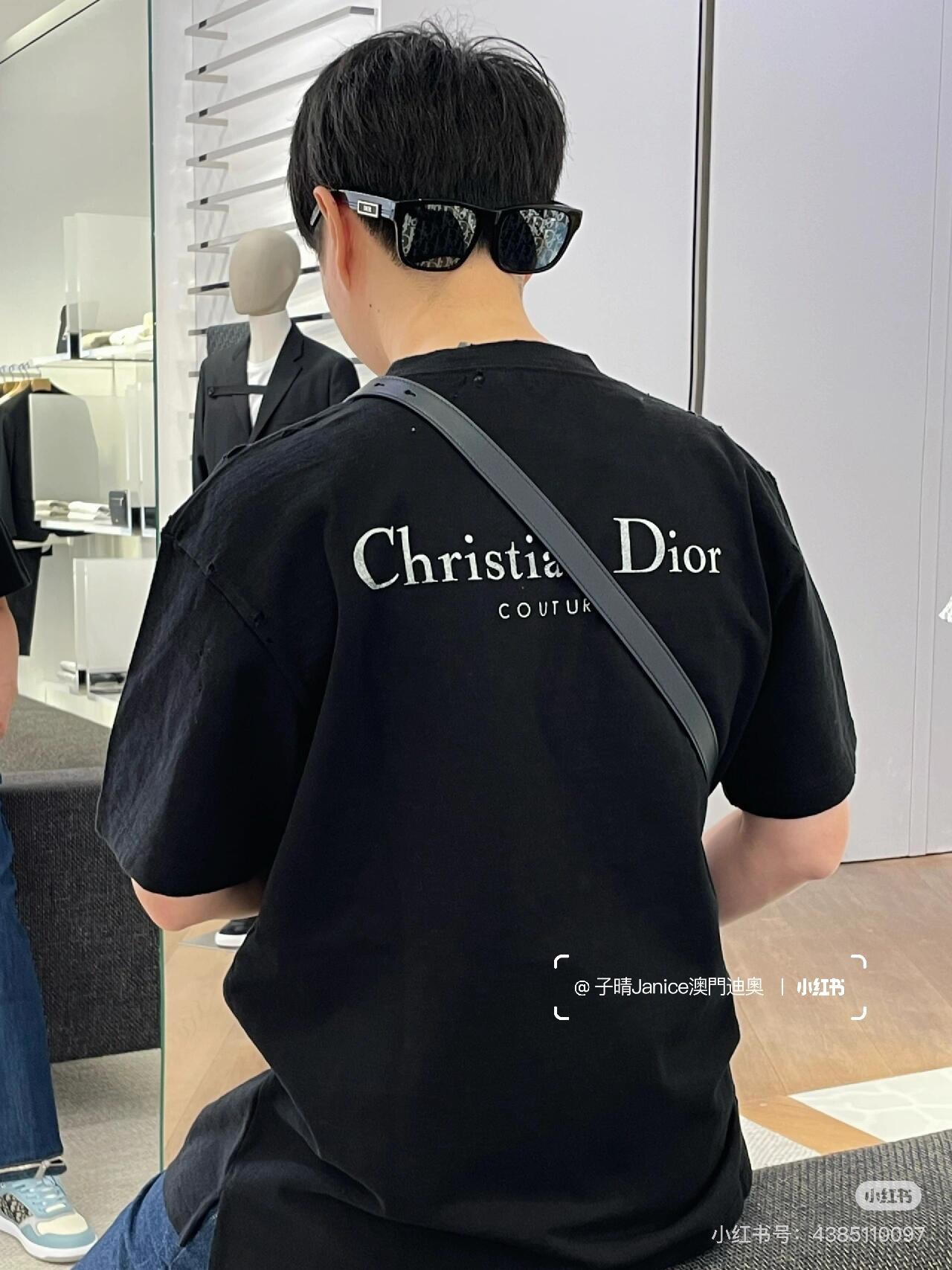  Dior迪奥2025新款经典字母做旧破洞印花LOGO短袖男女同款
这款 T 恤采用棉质竹节平纹针织面料
