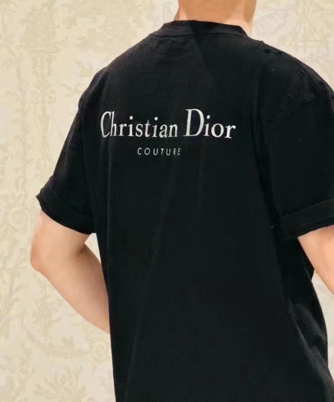  Dior迪奥2025新款经典字母做旧破洞印花LOGO短袖男女同款
这款 T 恤采用棉质竹节平纹针织面料