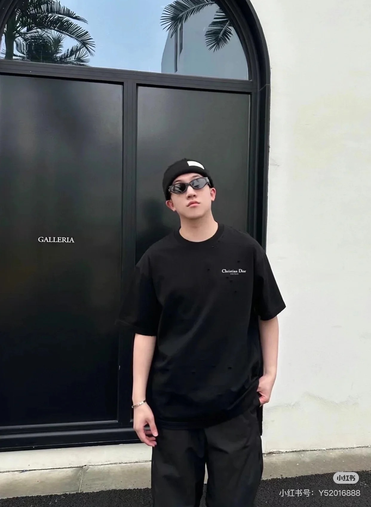  Dior迪奥2025新款经典字母做旧破洞印花LOGO短袖男女同款
这款 T 恤采用棉质竹节平纹针织面料