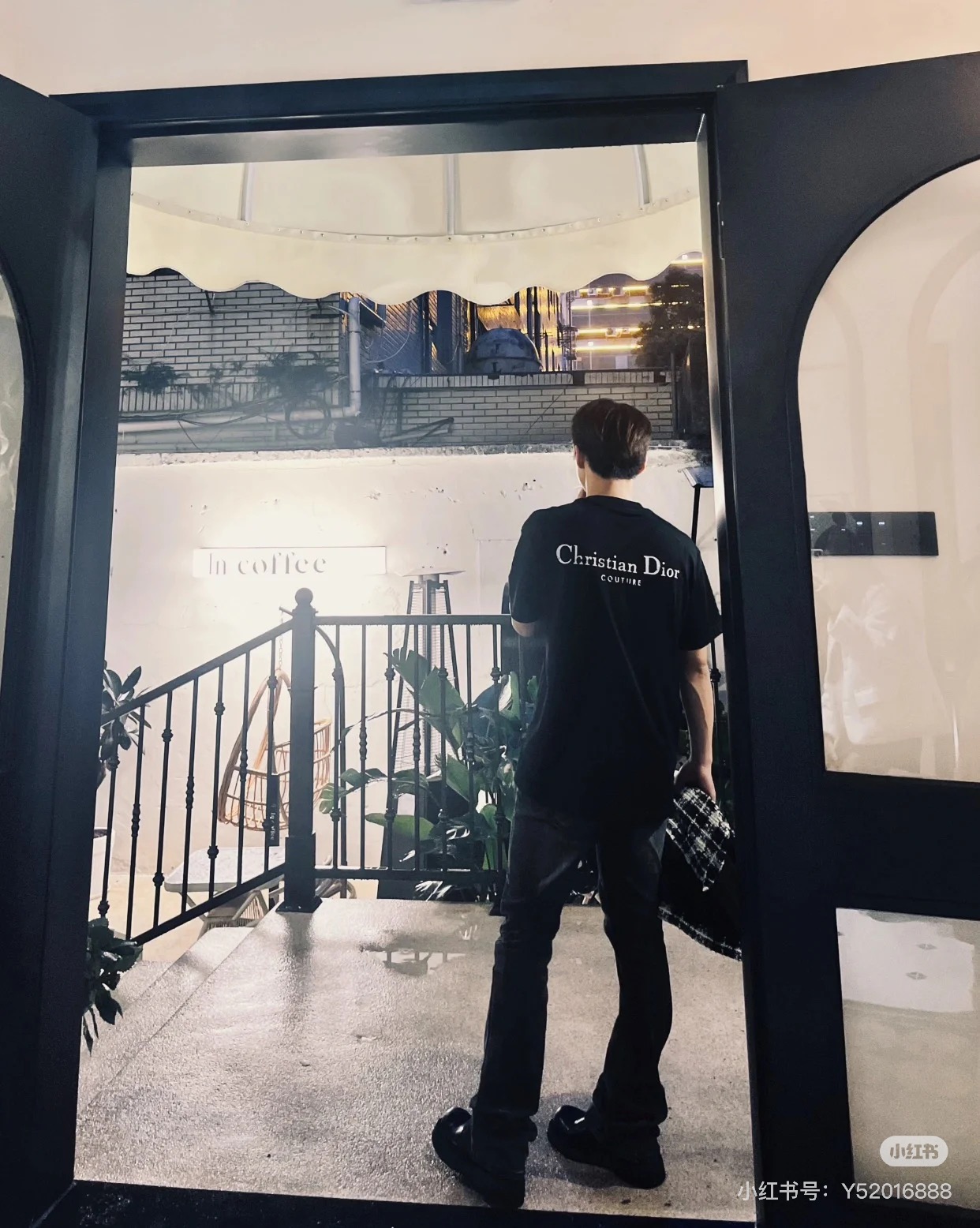  Dior迪奥2025新款经典字母做旧破洞印花LOGO短袖男女同款
这款 T 恤采用棉质竹节平纹针织面料
