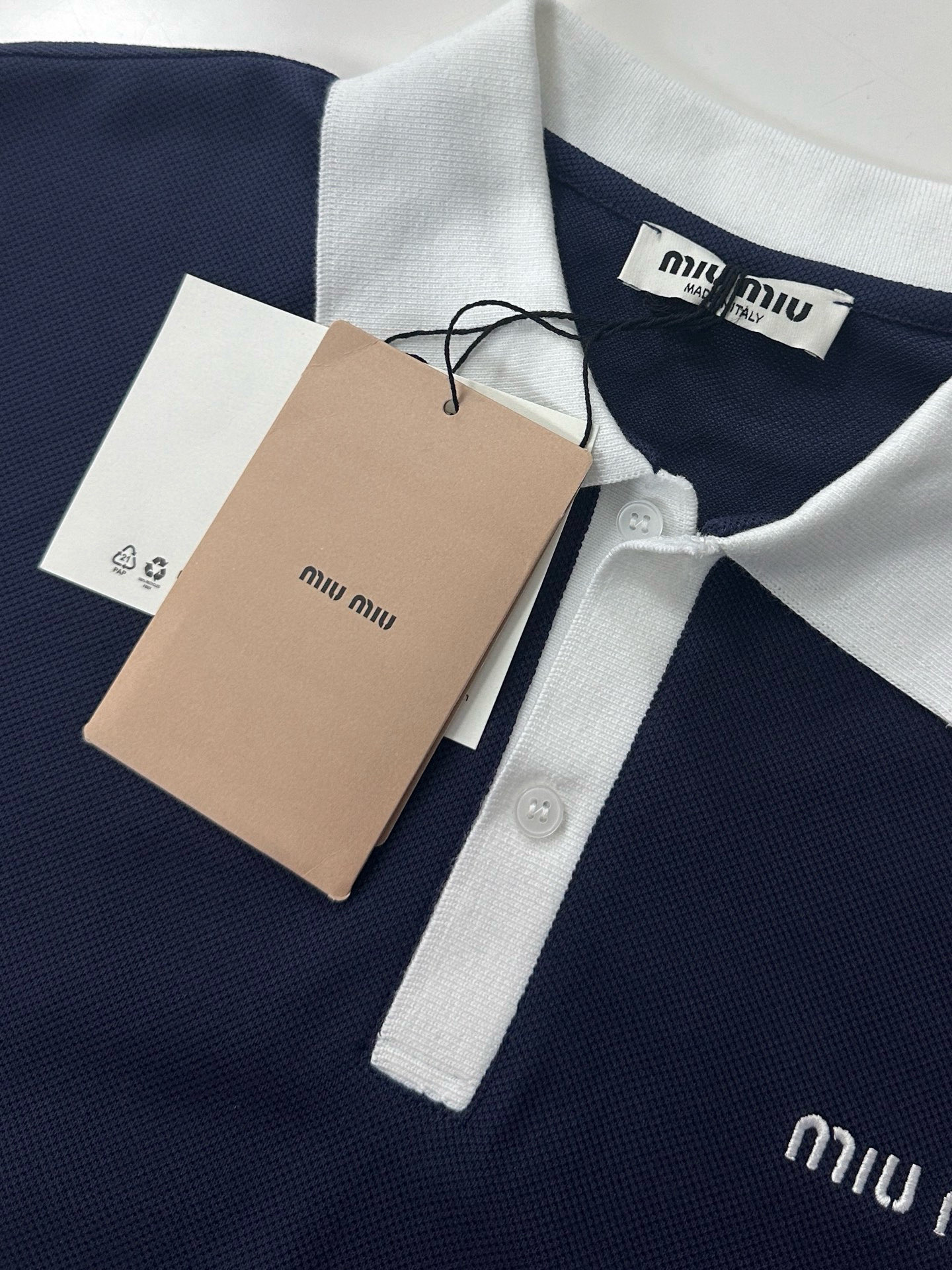   Miu Miu 缪缪2025新款撞色领条徽标刺绣短袖Polo衫

这款短袖Polo衫集网球风格与学院