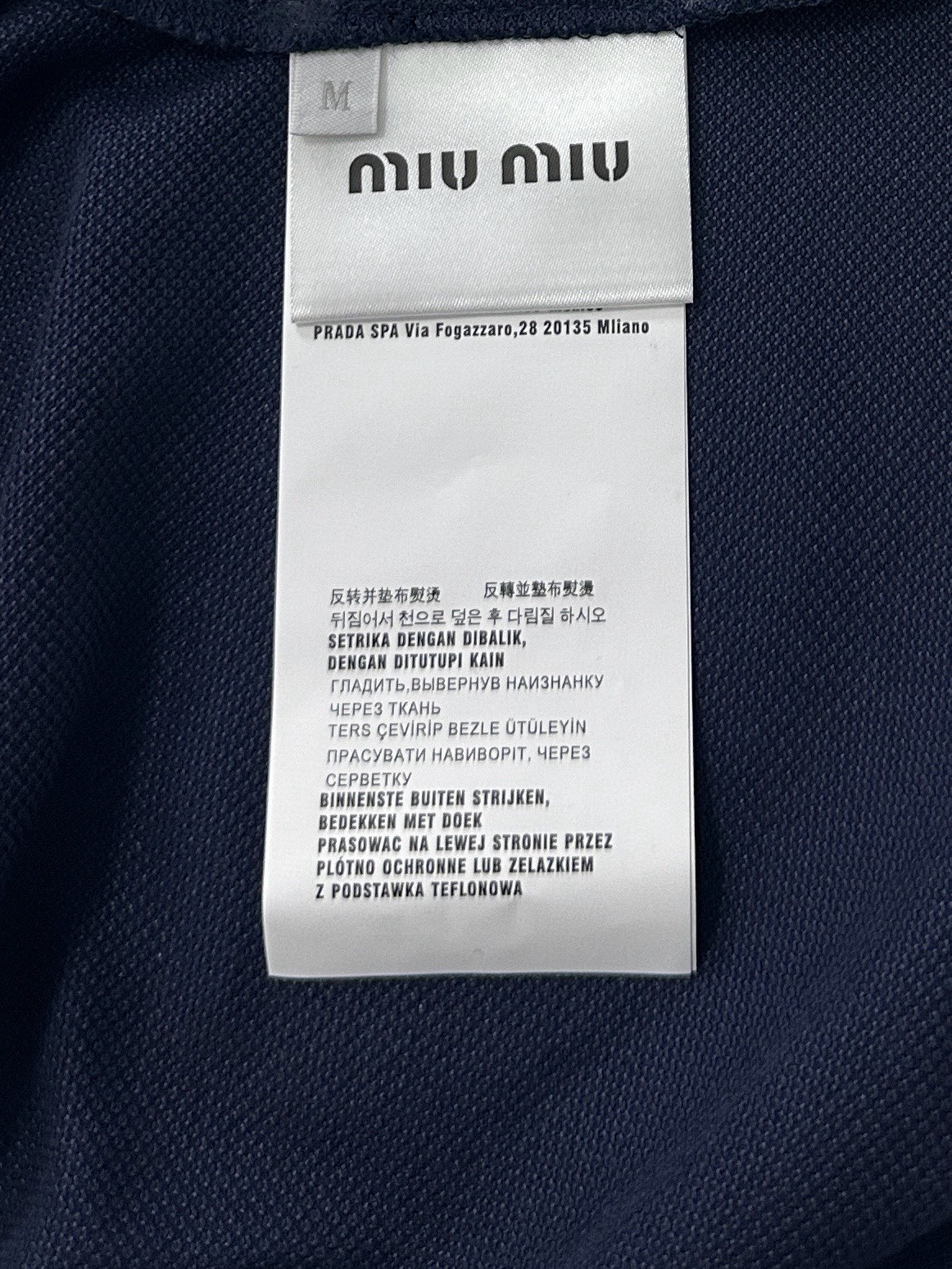  Miu Miu 缪缪2025新款假两件刺绣字母Polo衫男女同款

经典Polo领邂逅藏蓝主调，miu
