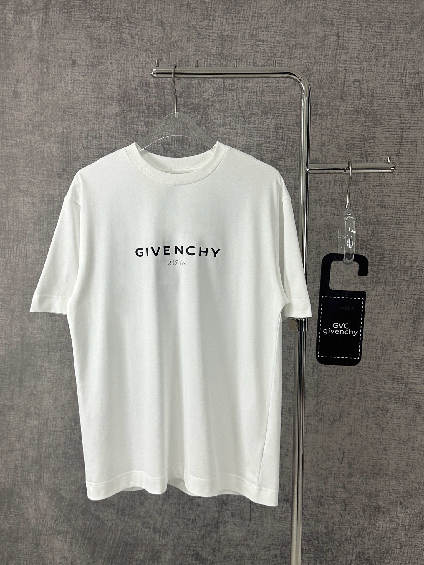 NO:139692,Givenchy's new spring and summer print short-sleeved T-shirt for men and women. This short-sleeved cotton T-shirt is decorated with a flip effect on the front and back. The back hem is decorated with a small 4G LOGO print. It is minimalist and luxurious, and the fashion flag. This black T-shirt is decorated with an extremely stylish style. The simple round neck outlines the casual outline, smooth lines fit the body, and tells the elegant connotation in silence. The words 