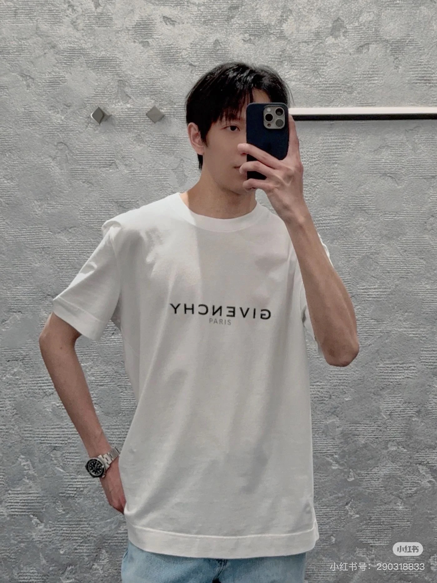 NO:152113,Givenchy's new spring and summer print short-sleeved T-shirt for men and women. This short-sleeved cotton T-shirt is decorated with a flip effect on the front and back. The back hem is decorated with a small 4G LOGO print. It is minimalist and luxurious, and the fashion flag. This black T-shirt is decorated with an extremely stylish style. The simple round neck outlines the casual outline, smooth lines fit the body, and tells the elegant connotation in silence. The words 