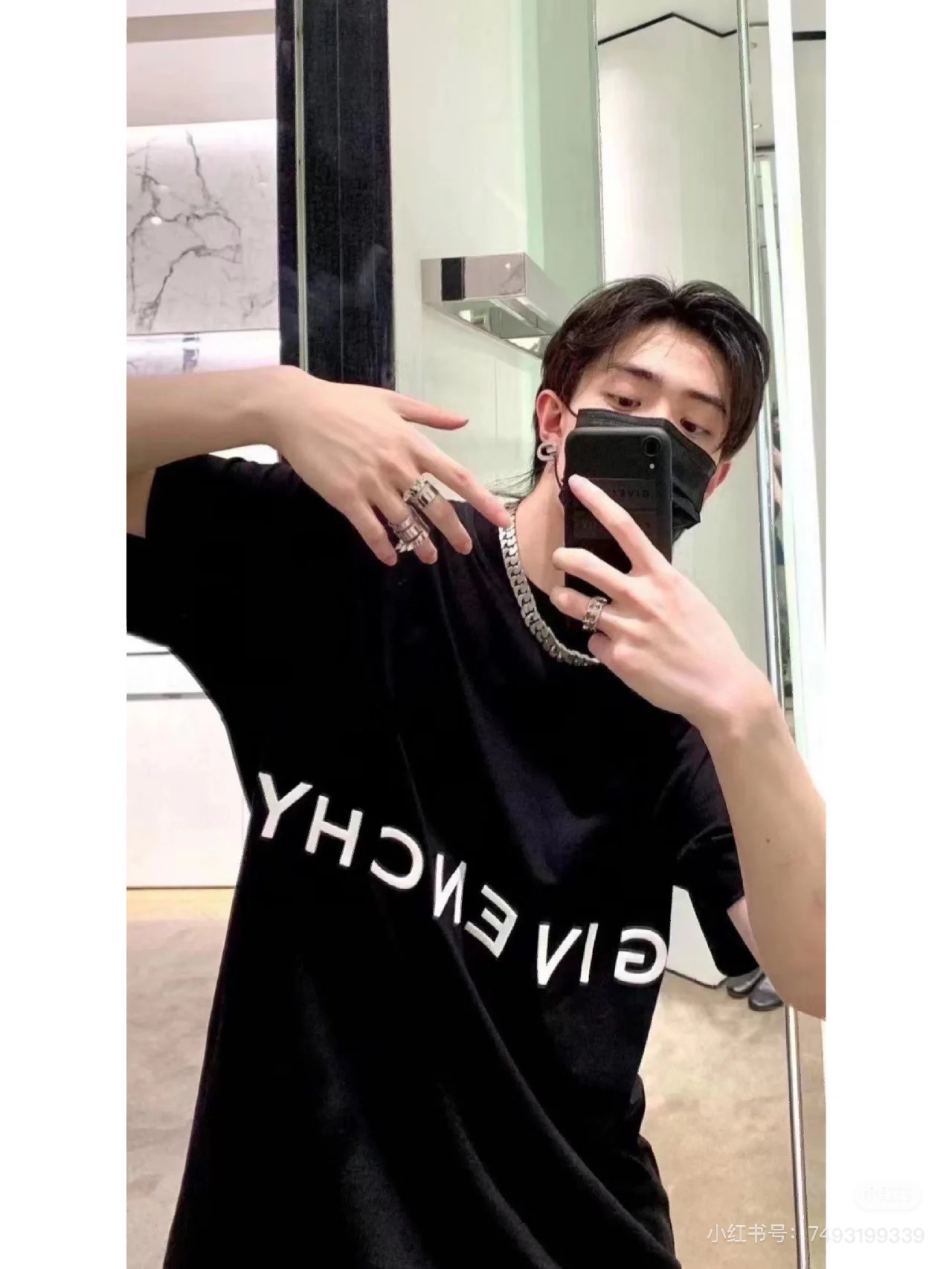 NO:152109,Givenchy Givenchy 2025 new summer T-shirt for men and women. This black T-shirt highlights Givenchy's consistent minimalist aesthetic, and is made of crisp and high-quality pure cotton fabric, which feels soft and skin-friendly, and has a combination of comfort and texture. The front is decorated with the 