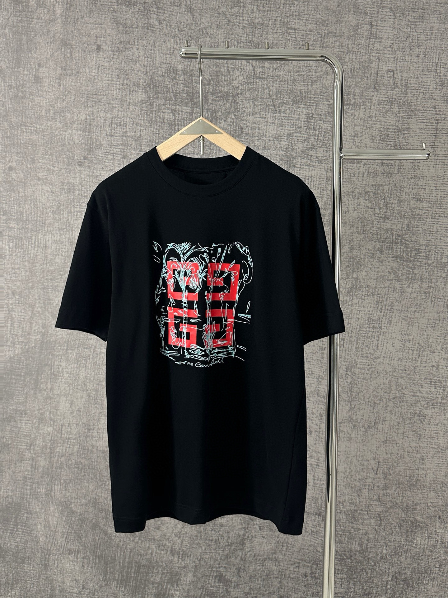 NO:414924,Givenchy Givenchy's new summer tomo co-branded T-shirt embroidered patterns for men and women. Inspired by contemporary art elements, this season Givenchy Givenchy collaborated with London contemporary artist Tomo Campbell to launch the 2025 summer men's capsule series. Tomo reinterprets the iconic 4G LOGO, launches a new color scheme and line sketches taken from its art works Color black and white Size S-XXL, given, given, given, given, tom ford,tees, t-shirt, alexander wang19860909Givenchy纪梵希2025夏季新款tomo联名T恤刺绣图案男女同款 汲灵感于当代艺术元素作品,本季Givenchy纪梵希与伦敦当代艺术家Tomo Campbell合作推出2025夏季男士胶囊系列.Tomo重新诠释标志性4G LOGO,推出全新配色以及取自其艺术作品的线条草图 颜色黑色 白色 尺码S-XXL,,givenchy,givenchy,tom ford,tees，t-shirt,alexander wang,Men's clothing