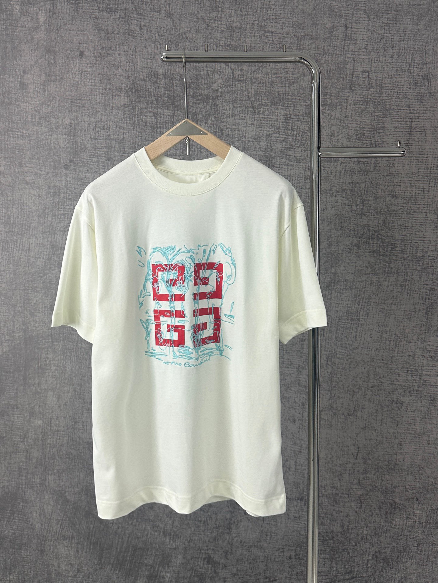 NO:414946,Givenchy Givenchy's new summer tomo co-branded T-shirt embroidered patterns for men and women. Inspired by contemporary art elements, this season Givenchy Givenchy collaborated with London contemporary artist Tomo Campbell to launch the 2025 summer men's capsule series. Tomo reinterprets the iconic 4G LOGO, launches a new color scheme and line sketches taken from its art works Color black and white Size S-XXL, given, given, given, given, tom ford,tees, t-shirt, alexander wang19860909Givenchy纪梵希2025夏季新款tomo联名T恤刺绣图案男女同款 汲灵感于当代艺术元素作品,本季Givenchy纪梵希与伦敦当代艺术家Tomo Campbell合作推出2025夏季男士胶囊系列.Tomo重新诠释标志性4G LOGO,推出全新配色以及取自其艺术作品的线条草图 颜色黑色 白色 尺码S-XXL,,givenchy,givenchy,tom ford,tees，t-shirt,alexander wang,Men's clothing