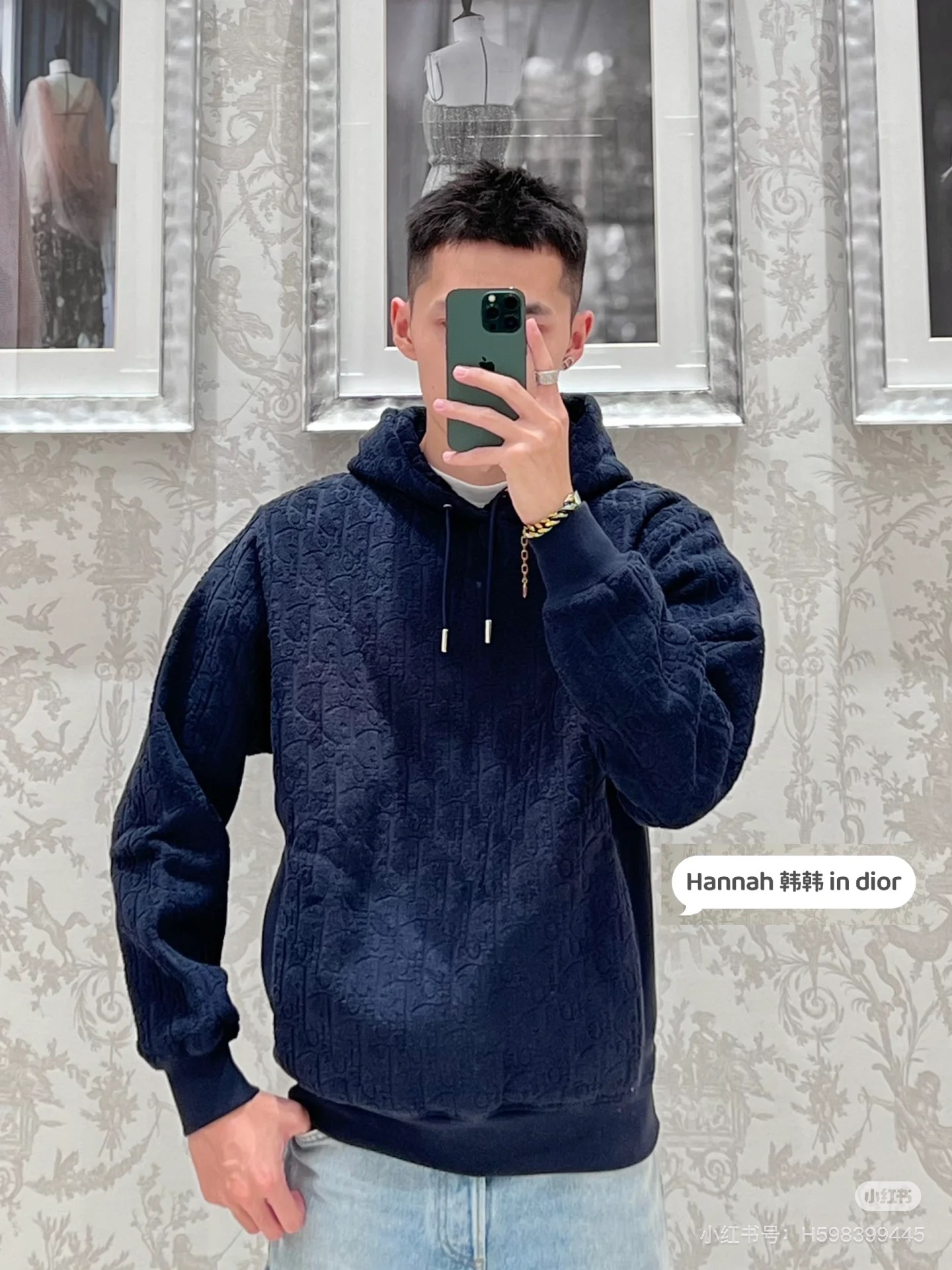 NO:523620,Dior classic sweatshirt unlocks the high-end atmosphere in the closet. When fashion and comfort are perfectly encountered, Dior's hooded sweatshirt came into being and became the 'treasure item' in the closets of countless fashion experts. Ingenious ingenuity, classic dark patterns tell the brand's heritage Dior has always been synonymous with luxury and taste, and this hooded sweatshirt is no exception. The delicate dark patterns are all over the body, seemingly low-key and restrained, but in fact they hide the world. The exquisite pattern is Dior's unique fashion language. Each pattern has been carefully crafted, as if silently telling the brand's century-old history and inheritance. The dark details exposed inadvertently are the most direct display of high-end taste, allowing you to stand out from the crowd and exude a unique charm. The exquisite style and the beauty of inclusiveness show a casual attitude. High-quality fabrics, caring for every inch of skin  Dior is even more uncompromising in the selection of fabrics. It is selected with high-quality soft fabrics, which are extremely skin-friendly, as if it is covered with a warm 'protective film' on the skin. Wearing it, whether you are strolling on the bustling streets or hiding at home to enjoy your leisure time, you can feel an unparalleled comfort experience. At the same time, the fabric has good breathability and warmth, which can resist you in the cool autumn days without making you feel stuffy and restrained, truly achieving a perfect fusion of fashion and practicality. It is versatile and unlocks diverse fashion possibilities. Color black, white, navy blue Size S-XXL,,dior,dior,hoodie,sweatshirts,hats,alexander wang19860909Dior迪奥经典卫衣解锁衣橱里的高阶氛围感 当时尚与舒适完美邂逅,Dior这款连帽卫衣便应运而生,成为无数时尚达人衣橱里的“宝藏单品”. 匠心独具,经典暗纹诉说品牌底蕴 Dior一直以来都是奢华与品位的代名词,这款连帽卫衣自然也不例外.细腻的暗纹遍布衣身,看似低调内敛,实则暗藏乾坤.那精致的图案,是Dior独有的时尚语言,每一道纹路都经过精心雕琢,仿佛在无声诉说着品牌百年的历史与传承.不经意间露出的暗纹细节,就是对高级品味最直白的彰显,让你在人群中脱颖而出,散发独特魅力. 考究版型,包容之美尽显随性态度 优质面料,贴心守护每一寸肌肤 在面料的选择上,Dior更是毫不妥协.精选高品质的柔软织物,亲肤性极佳,仿佛给肌肤披上了一层温暖的“保护膜”.穿着它,无论是漫步在繁华的街头,还是窝在家里享受闲暇时光,都能感受到无与伦比的舒适体验.同时,面料具备良好的透气性与保暖性,既能在微凉的秋日为你抵御寒意,又不会让你感到闷热与束缚,真正做到了时尚与实用的完美融合. 穿搭百搭,解锁多元时尚可能 颜色黑 白 藏青 尺码S-XXL,,dior,dior,hoodie,sweatshirts,hats,alexander wang,Men's clothing