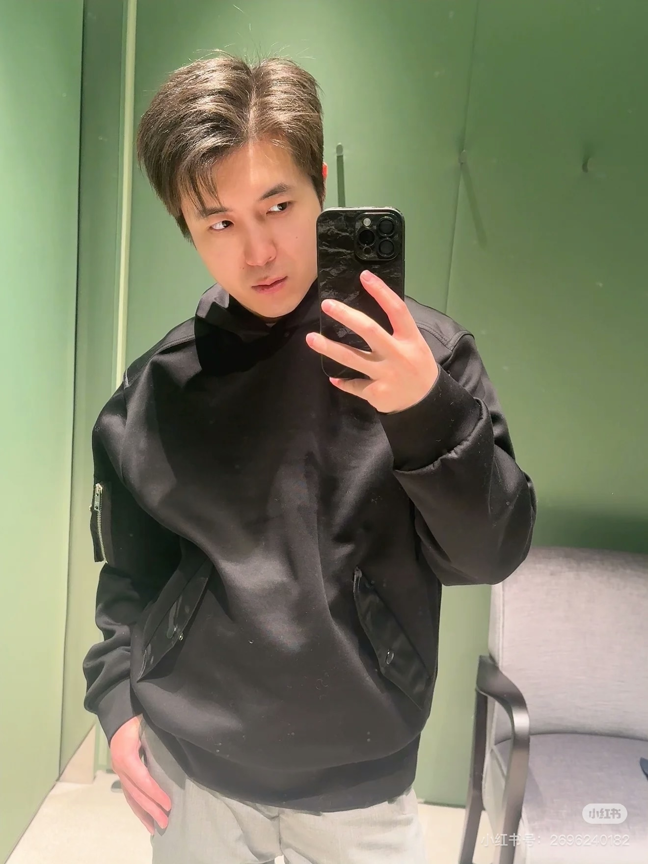 NO:523617,Prada Prada's black hooded sweatshirt is a perfect combination of fashion and comfort. The classic pure black main color has a high-end filter, so it can be easily adapted to any style of outfit. The hooded design injects a bit of casual and unrestrained street atmosphere into the overall shape. Put on a hat and instantly transforms into a cool and trendy person. Looking at the details, the unique pocket design is very eye-catching and cleverly blends the brand classic elements, which is both practical and recognizable, as if silently telling Prada's brand story and fashion attitude. The fabric is even more undecided, and the touch is soft and skin-friendly. After the upper body, you can move freely. Whether you want to create a casual and trendy style or make an appointment with friends to have a casual party, you need to show your unique taste. This sweatshirt can be perfectly competent, adding points to your outfit and letting you stand out easily in the crowd~  Color black Size S-XXL, prada, prada, hoodie, sweatshirts, hats, alexander wang19860909普拉达prada这款黑色连帽卫衣,简直是时尚与舒适的完美融合体.经典的纯黑主色调,自带高级感滤镜,无论什么风格的穿搭都能轻松适配.连帽设计,为整体造型注入了几分随性不羁的街头氛围,戴上帽子,瞬间化身酷感潮人. 再看细节,独特的口袋设计十分吸睛,巧妙融合了品牌经典元素,既实用又极具辨识度,仿佛在无声诉说着普拉达的品牌故事与时尚态度.面料更是没得挑,触感柔软又亲肤,上身之后毫无束缚感,活动起来自由自在. 不管是日常出街,想要打造随性潮范；还是和朋友约着去休闲聚会,需要展现独特品味,这件卫衣都能完美胜任,为你的穿搭狠狠加分,让你在人群中轻松脱颖而出～ 颜色黑色 尺码S-XXL,,prada,prada,hoodie,sweatshirts,hats,alexander wang,Men's clothing