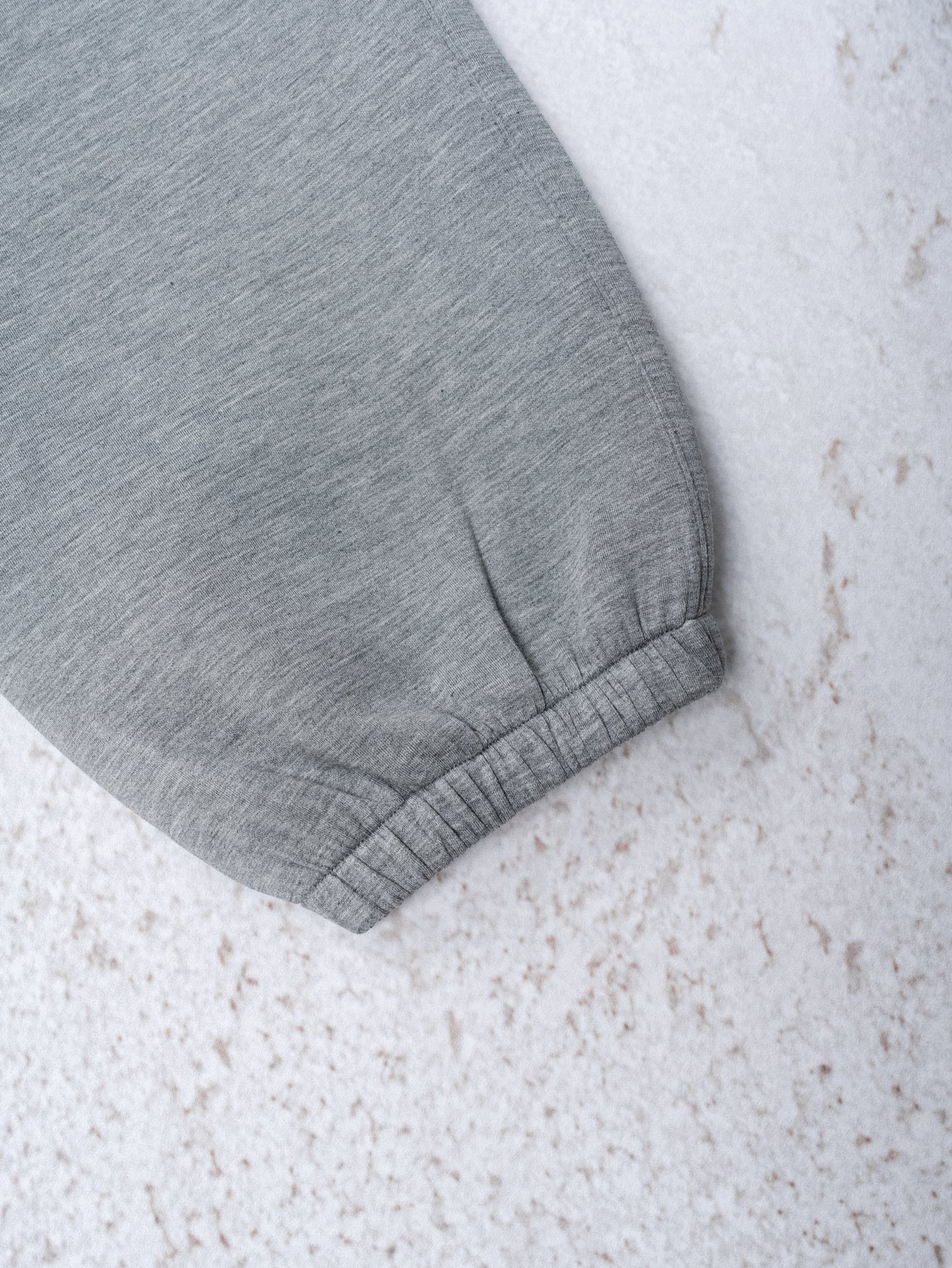 𝐆𝐮𝐜𝐜𝐢灰调卫裤，慵懒与奢感的完美平衡低调压印logo，一条能穿四季的Gucci灰色束脚裤解锁松弛驰G