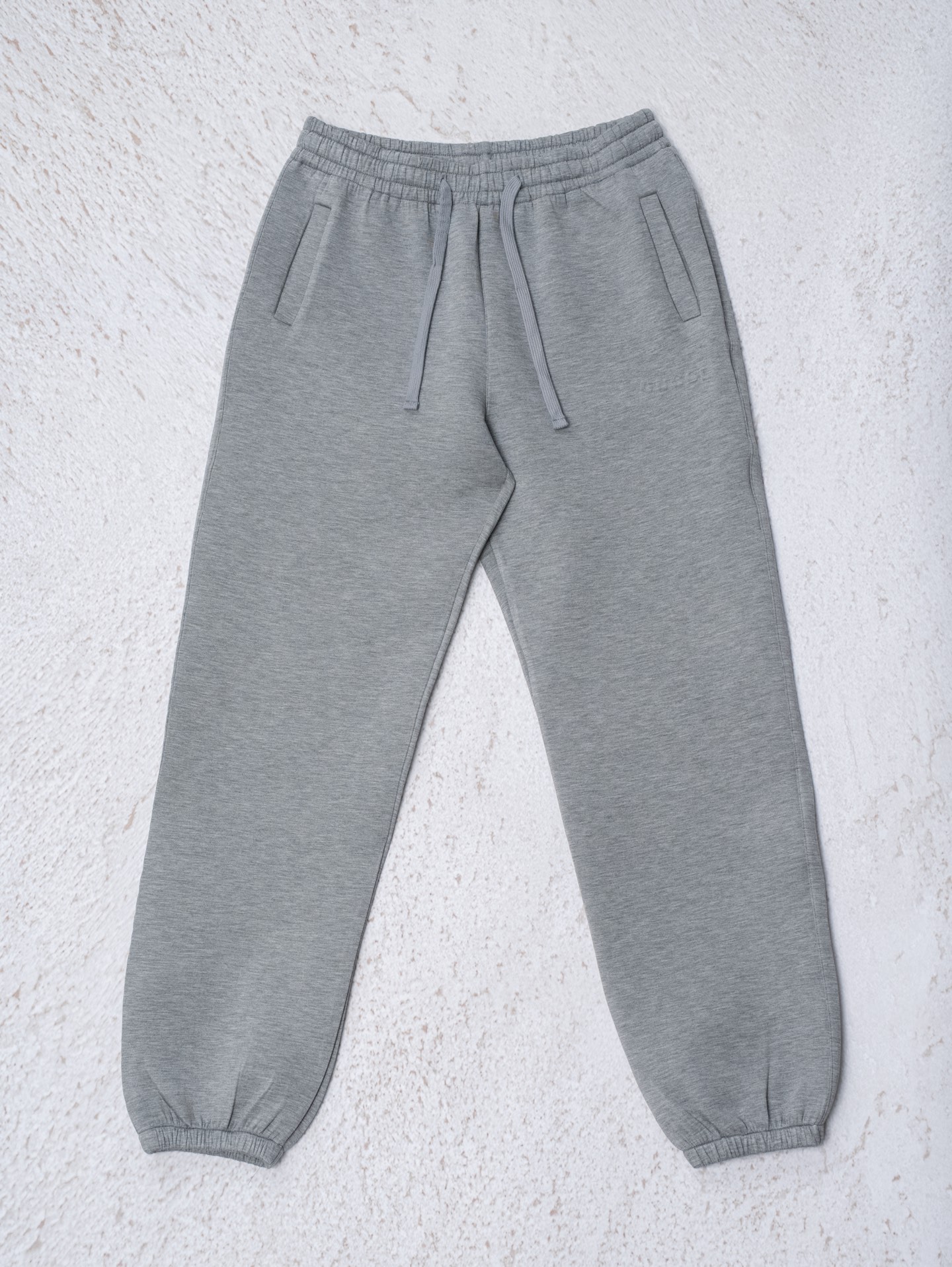 𝐆𝐮𝐜𝐜𝐢灰调卫裤，慵懒与奢感的完美平衡低调压印logo，一条能穿四季的Gucci灰色束脚裤解锁松弛驰G