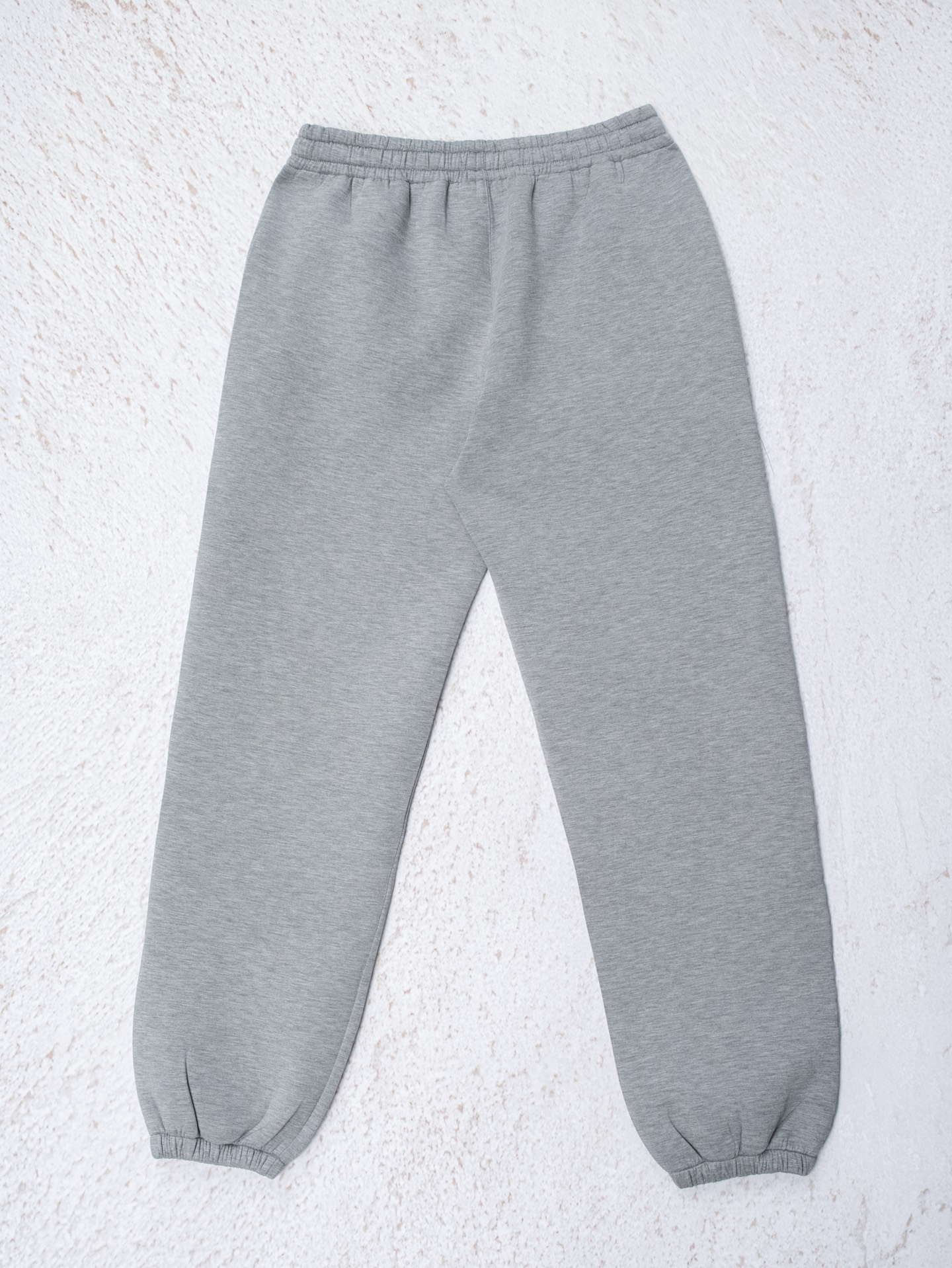 𝐆𝐮𝐜𝐜𝐢灰调卫裤，慵懒与奢感的完美平衡低调压印logo，一条能穿四季的Gucci灰色束脚裤解锁松弛驰G