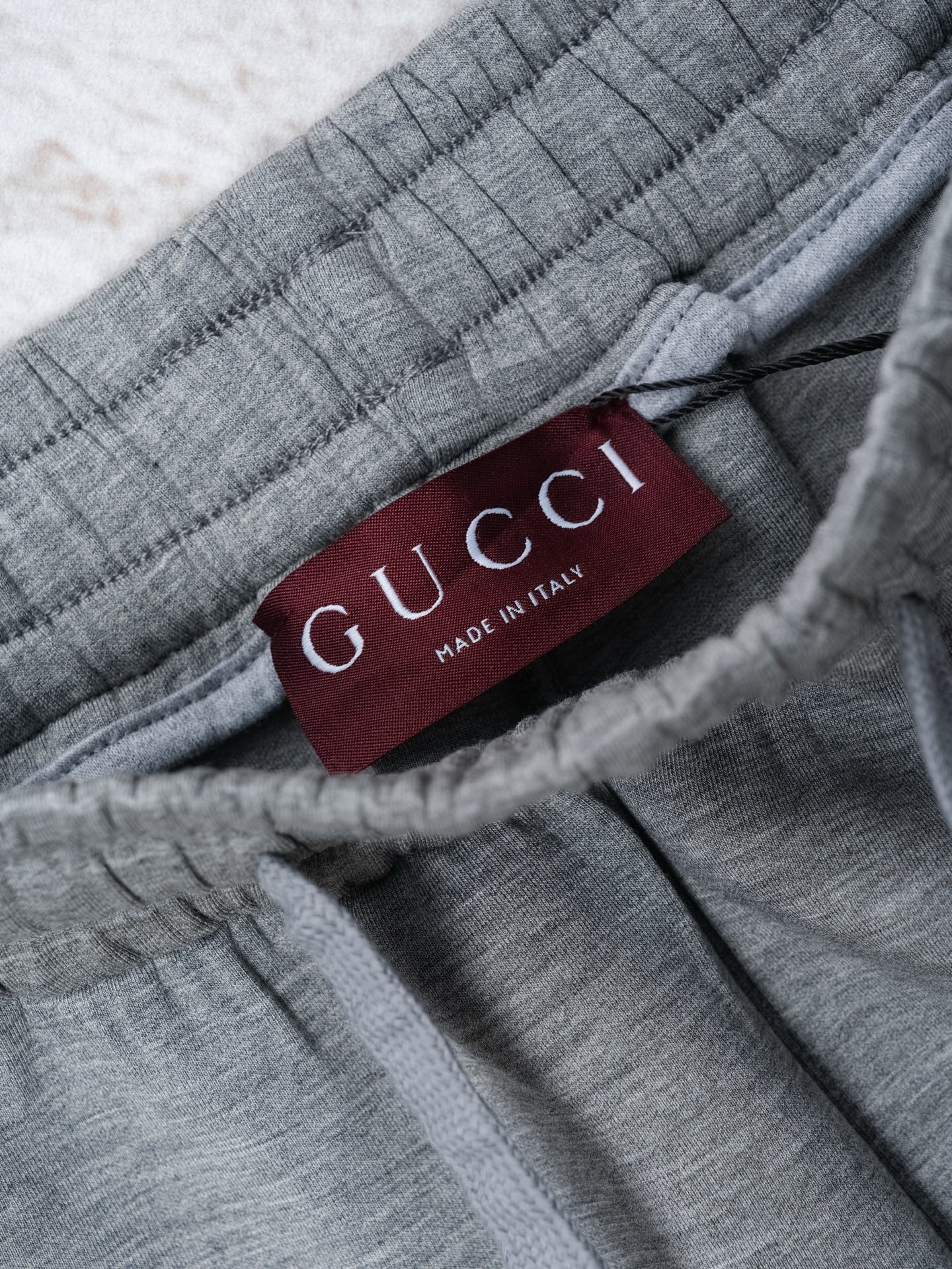 𝐆𝐮𝐜𝐜𝐢灰调卫裤，慵懒与奢感的完美平衡低调压印logo，一条能穿四季的Gucci灰色束脚裤解锁松弛驰G