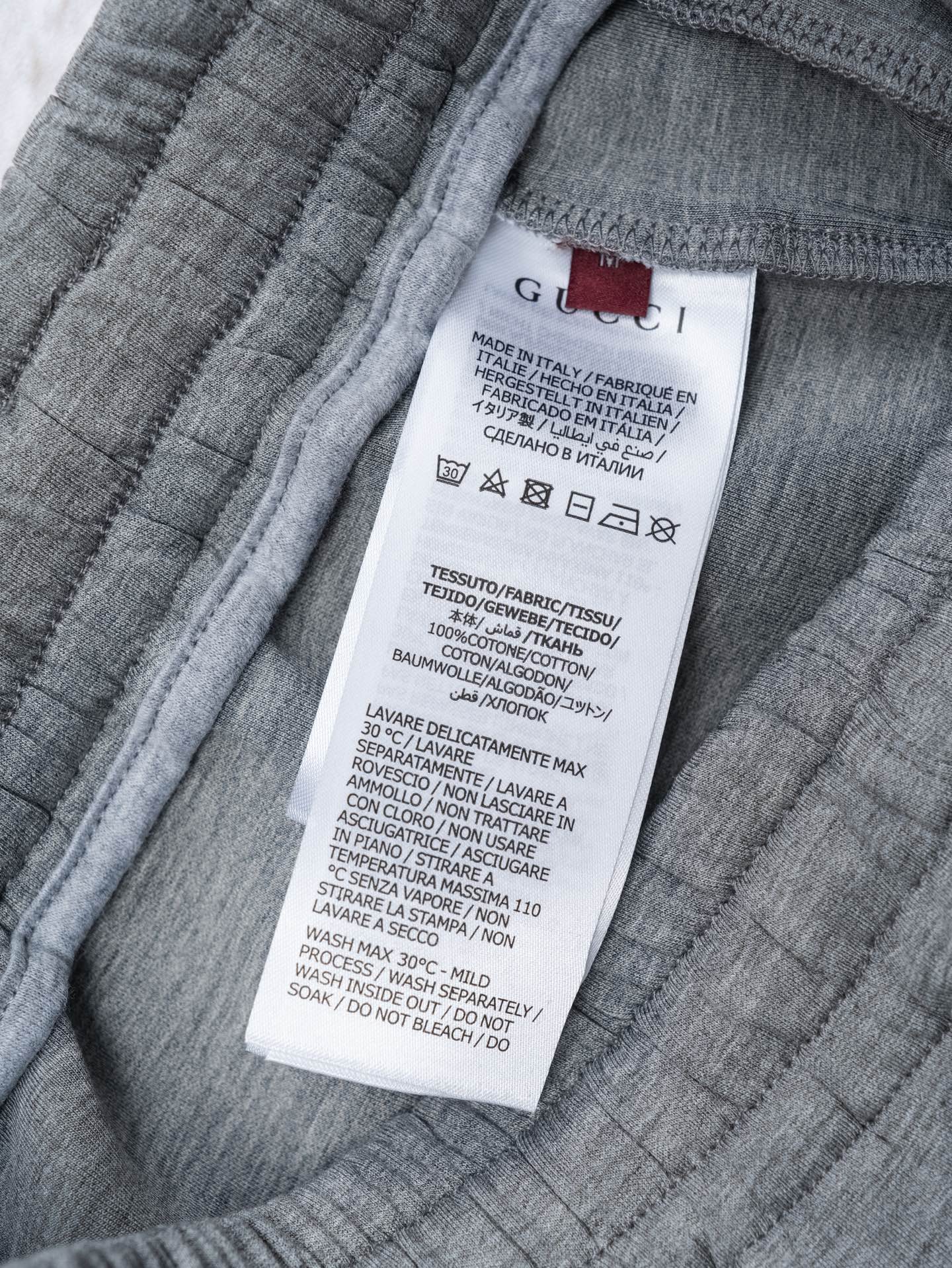 𝐆𝐮𝐜𝐜𝐢灰调卫裤，慵懒与奢感的完美平衡低调压印logo，一条能穿四季的Gucci灰色束脚裤解锁松弛驰G