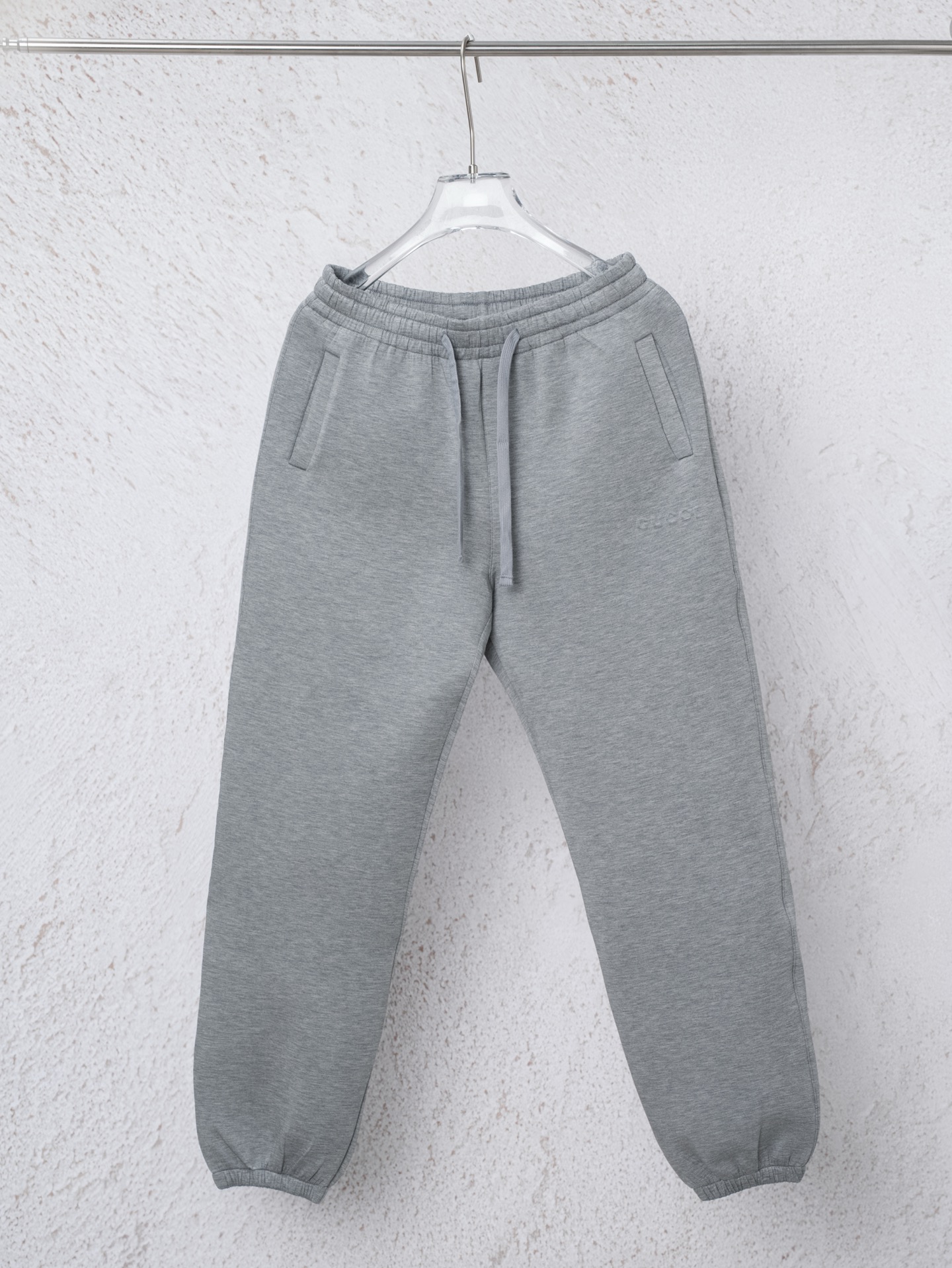 𝐆𝐮𝐜𝐜𝐢灰调卫裤，慵懒与奢感的完美平衡低调压印logo，一条能穿四季的Gucci灰色束脚裤解锁松弛驰G