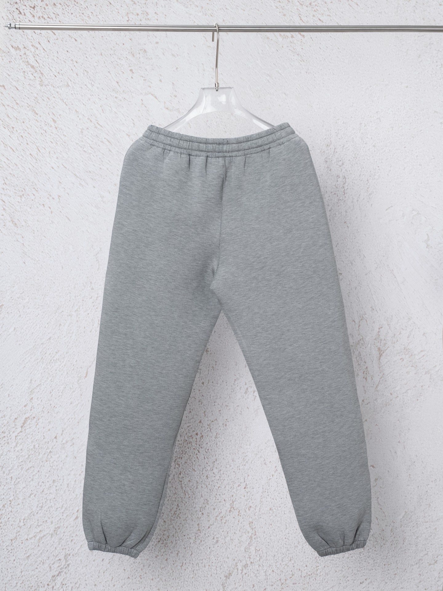 𝐆𝐮𝐜𝐜𝐢灰调卫裤，慵懒与奢感的完美平衡低调压印logo，一条能穿四季的Gucci灰色束脚裤解锁松弛驰G