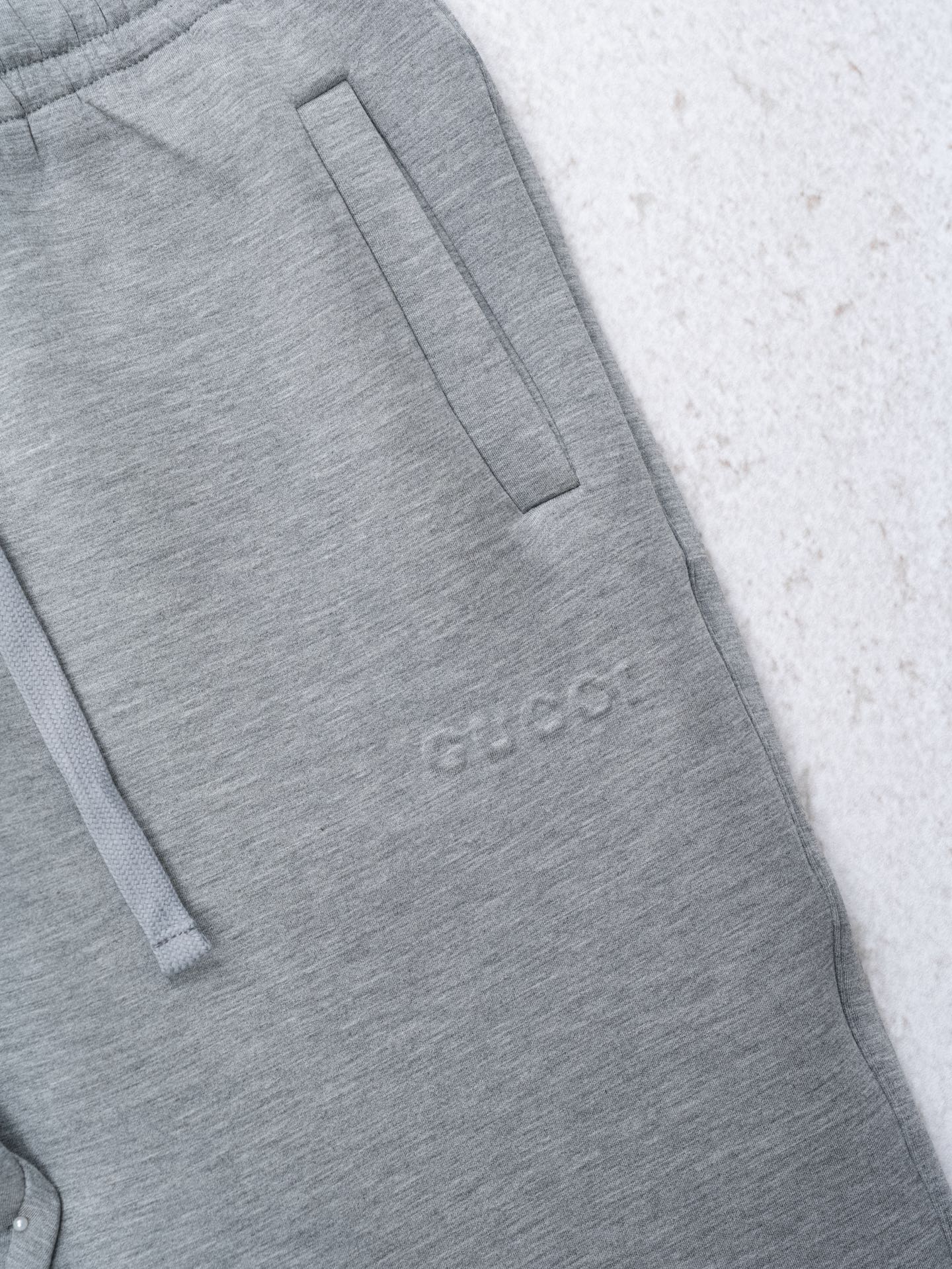 𝐆𝐮𝐜𝐜𝐢灰调卫裤，慵懒与奢感的完美平衡低调压印logo，一条能穿四季的Gucci灰色束脚裤解锁松弛驰G