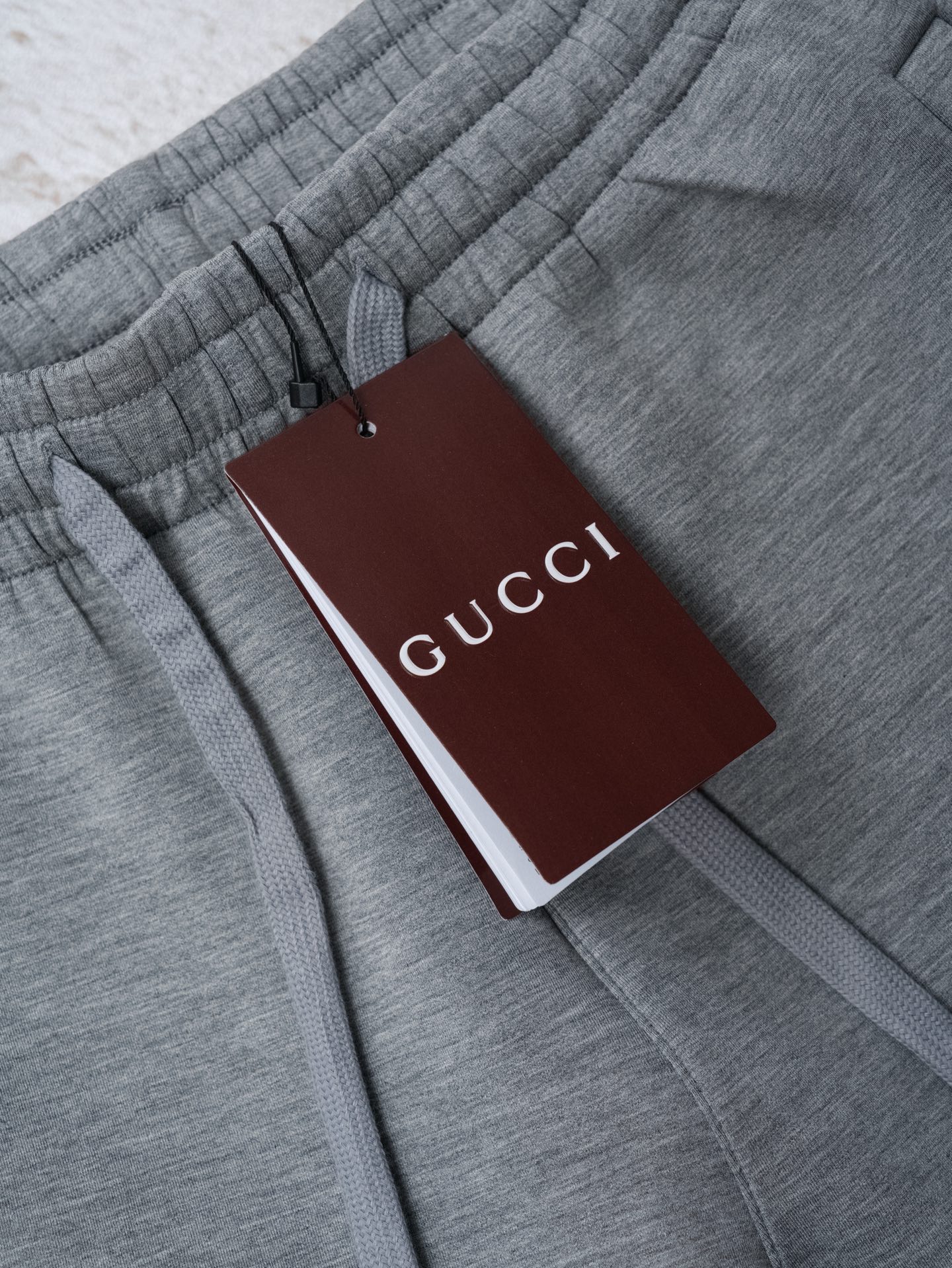 𝐆𝐮𝐜𝐜𝐢灰调卫裤，慵懒与奢感的完美平衡低调压印logo，一条能穿四季的Gucci灰色束脚裤解锁松弛驰G