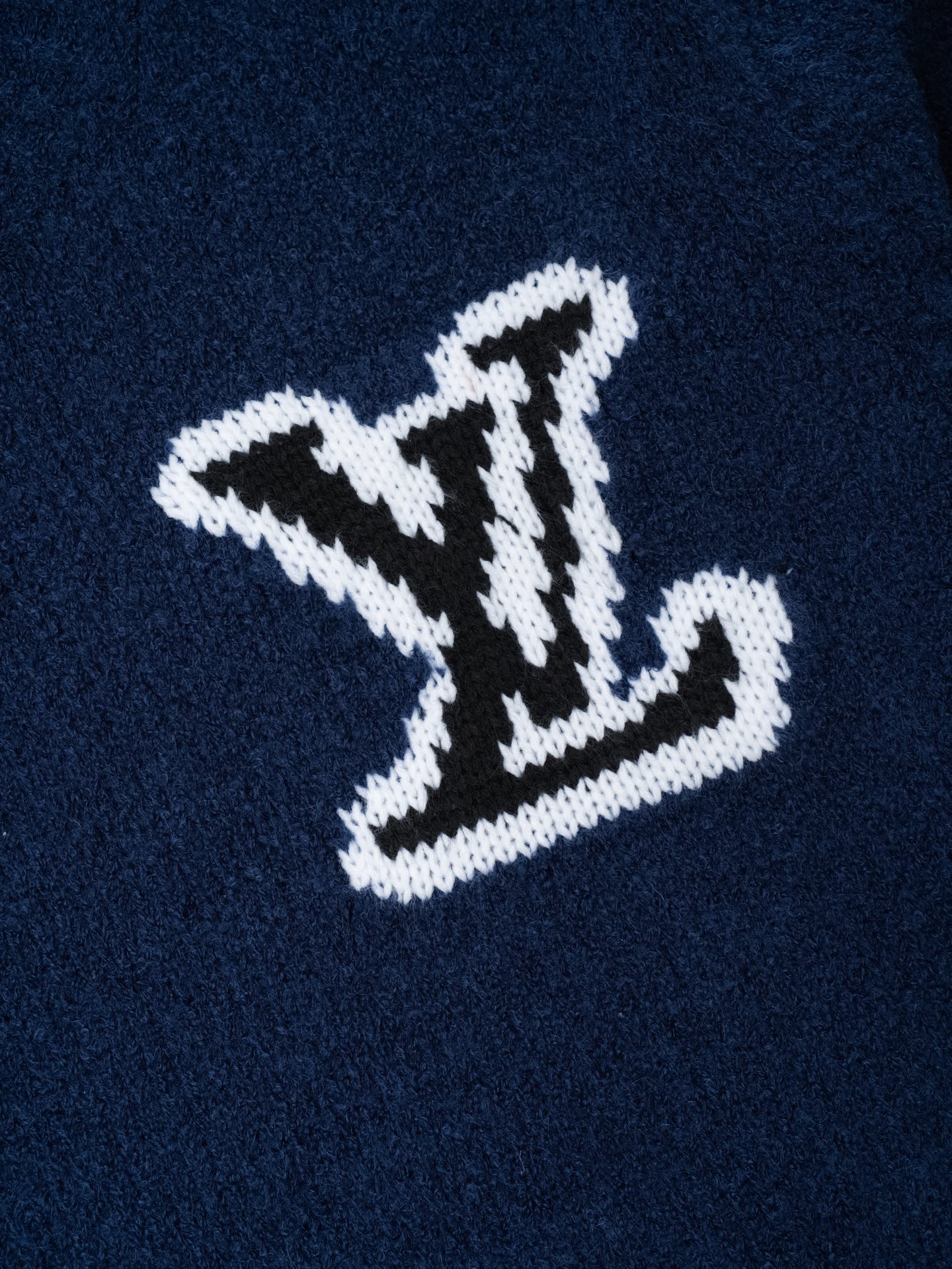 ！Louis Vitton 经典LV立体提花logo，视觉冲击感拉满，奢牌辨识度一眼即知面料质感：软糯雪