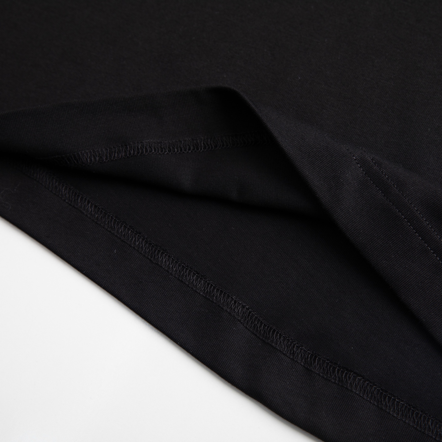 Fendi2026春夏新款黑色FF Logo T恤极简黑，是永不过时的高级FENDI这件黑T，把“少即是