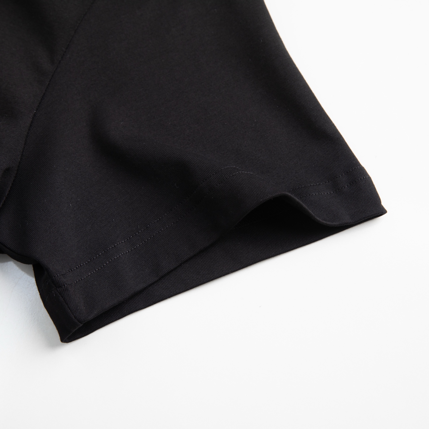 Fendi2026春夏新款黑色FF Logo T恤极简黑，是永不过时的高级FENDI这件黑T，把“少即是