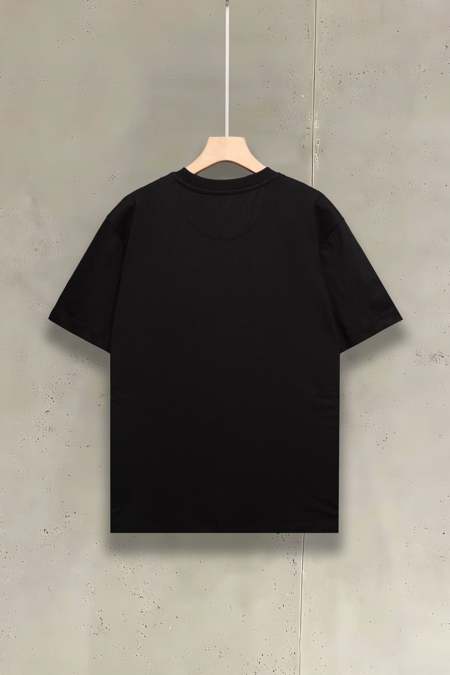 Fendi2026春夏新款黑色FF Logo T恤极简黑，是永不过时的高级FENDI这件黑T，把“少即是