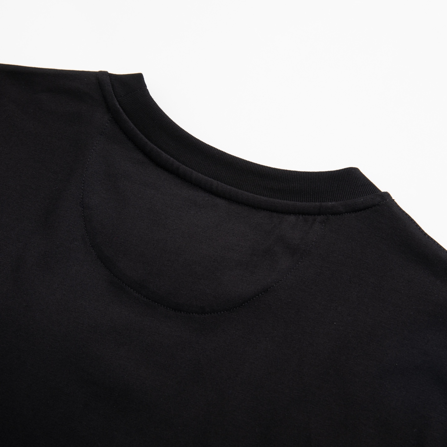 Fendi2026春夏新款黑色FF Logo T恤极简黑，是永不过时的高级FENDI这件黑T，把“少即是