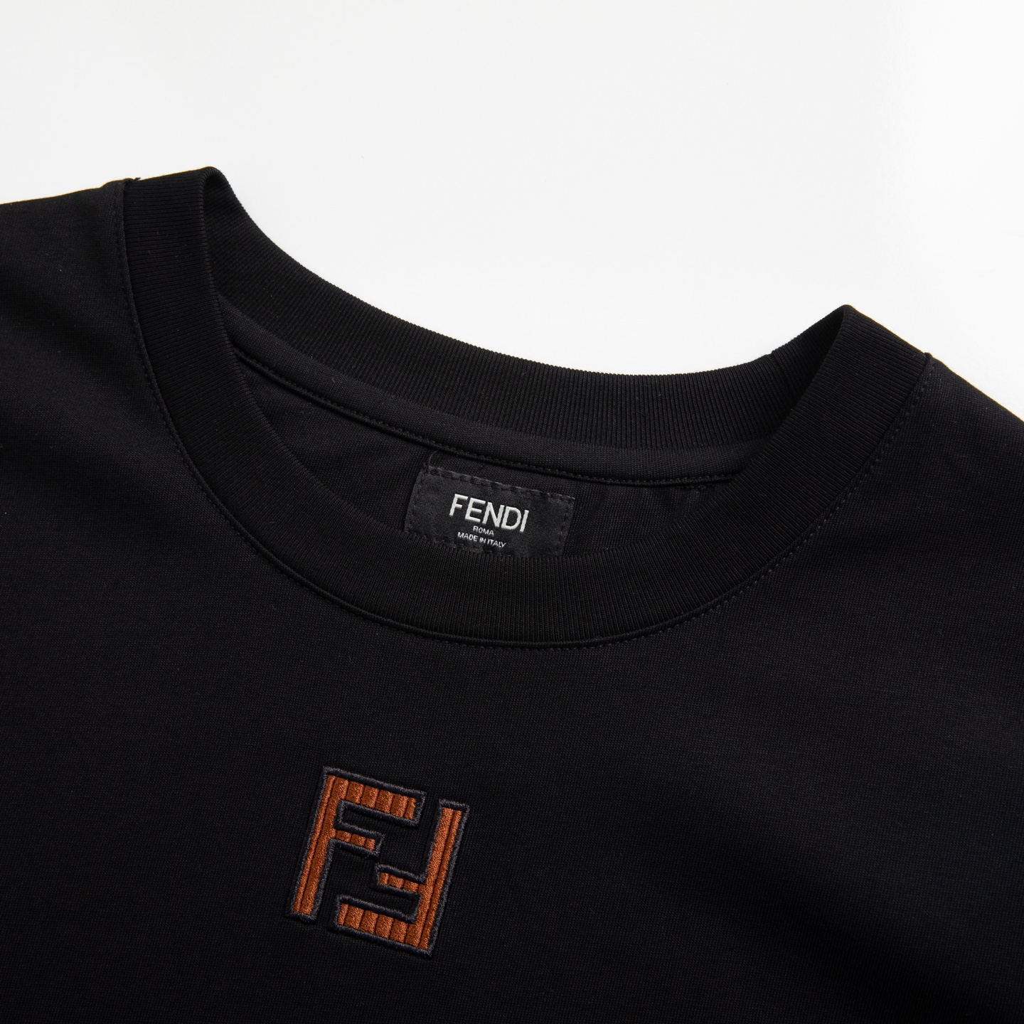 Fendi2026春夏新款黑色FF Logo T恤极简黑，是永不过时的高级FENDI这件黑T，把“少即是