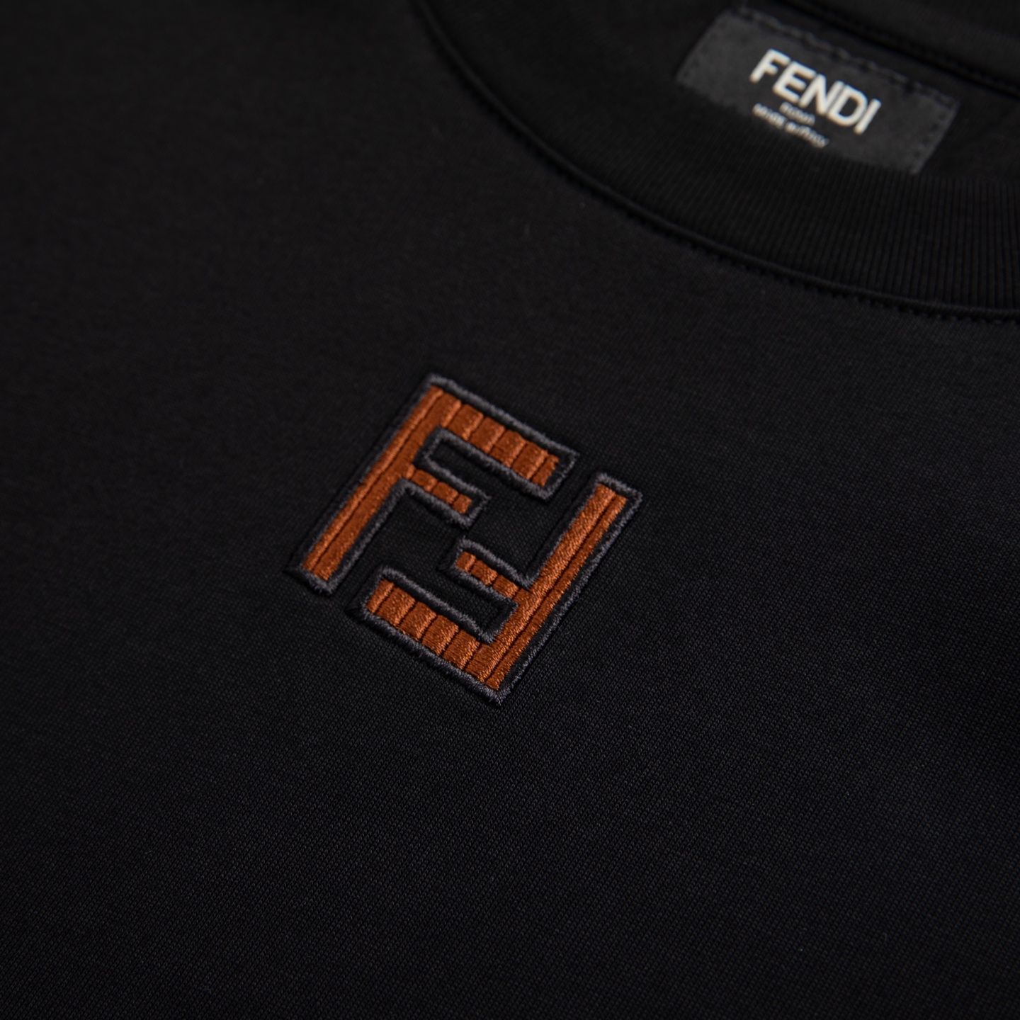 Fendi2026春夏新款黑色FF Logo T恤极简黑，是永不过时的高级FENDI这件黑T，把“少即是