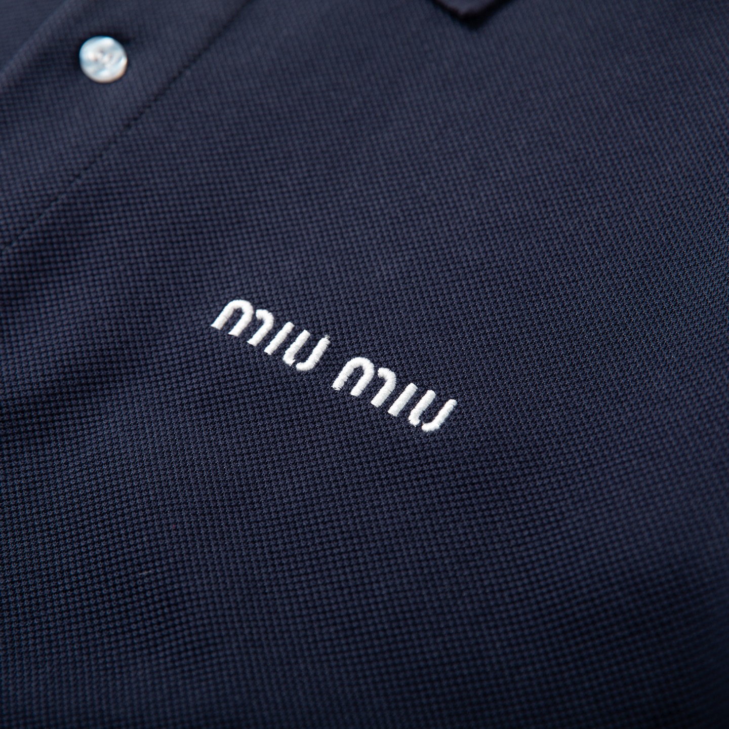 Miu Miu 2026春夏新款藏青假两件Polo衫经典藏青，撞出少年感袖口与下摆的白边拼接，是假两件的