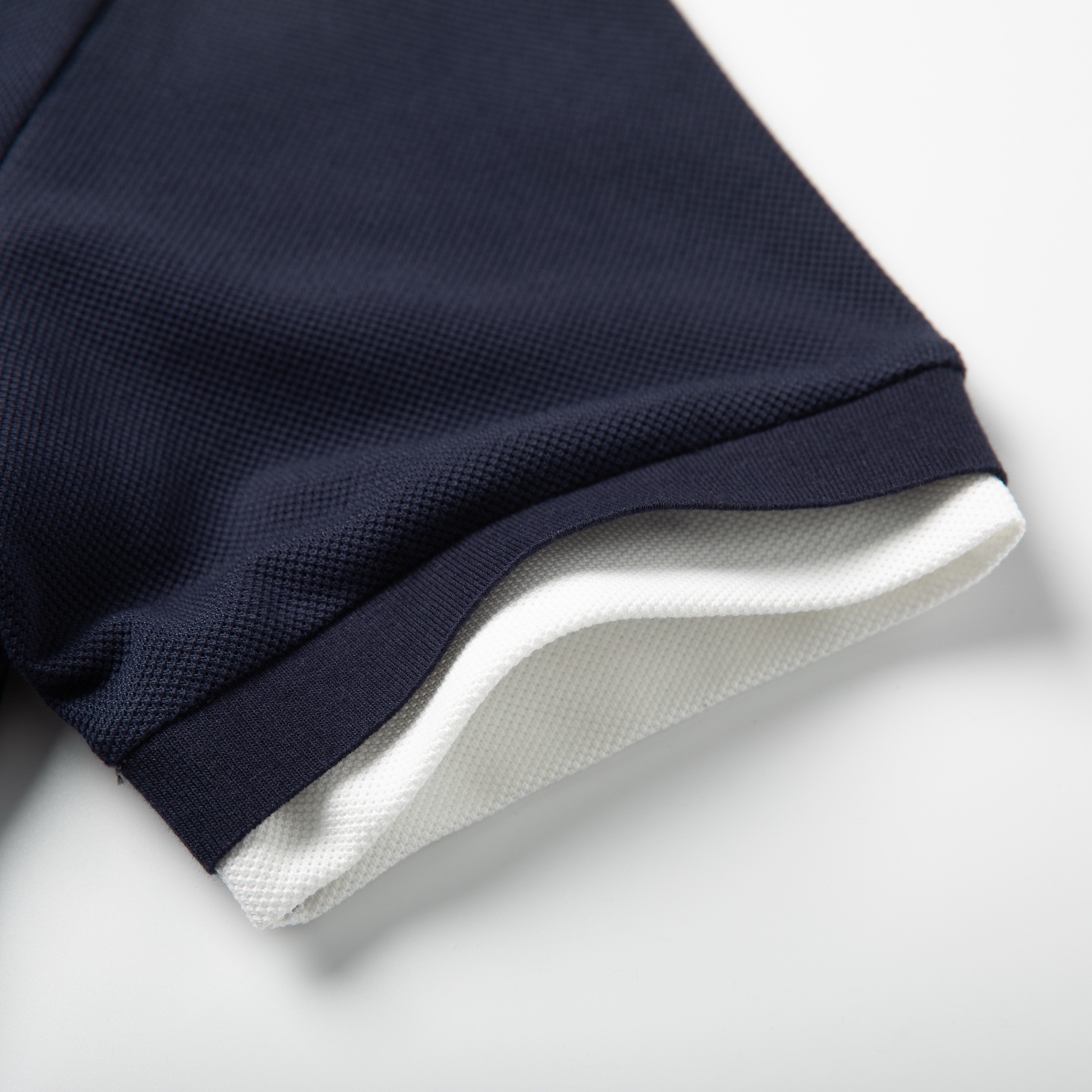 Miu Miu 2026春夏新款藏青假两件Polo衫经典藏青，撞出少年感袖口与下摆的白边拼接，是假两件的