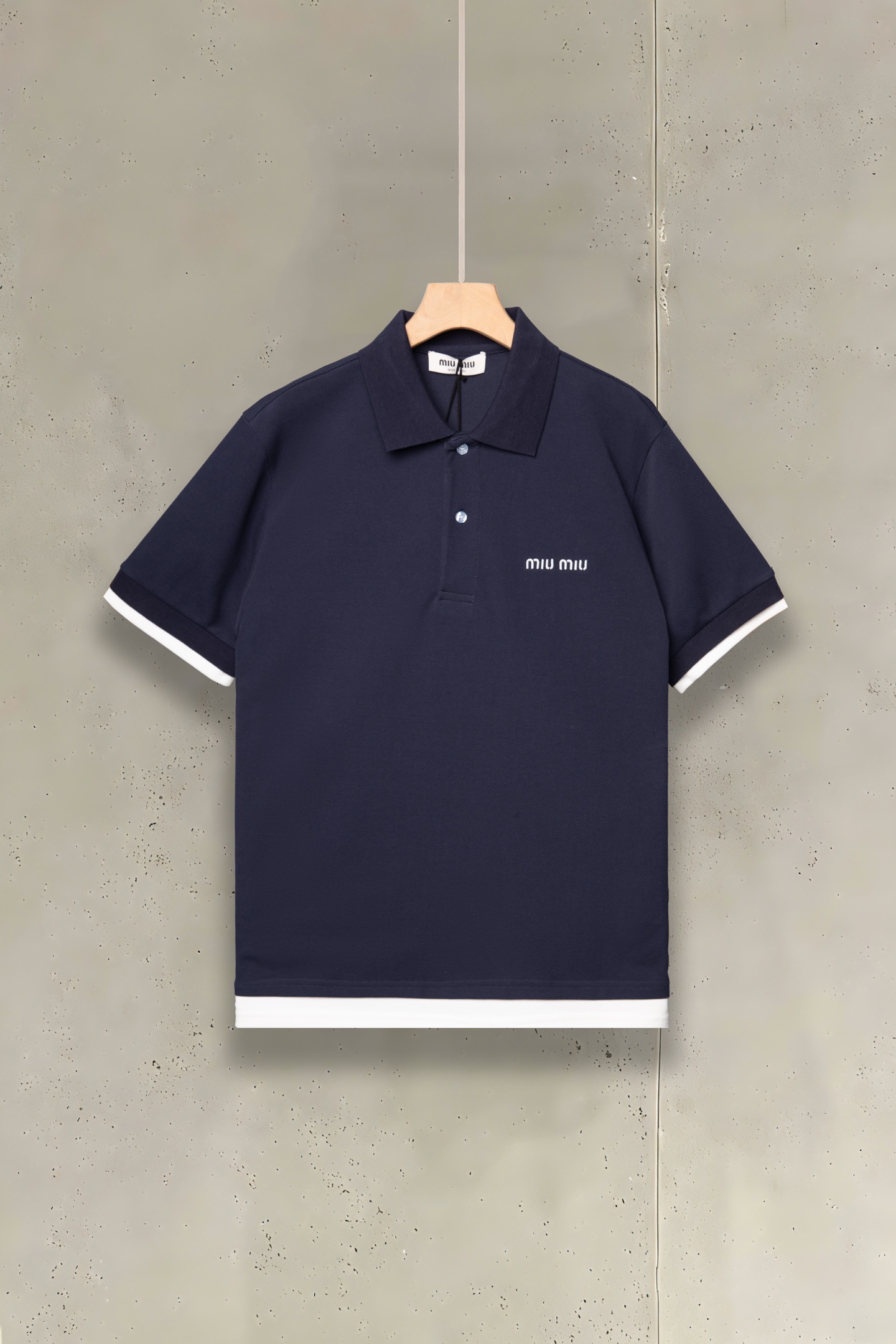 Miu Miu 2026春夏新款藏青假两件Polo衫经典藏青，撞出少年感袖口与下摆的白边拼接，是假两件的