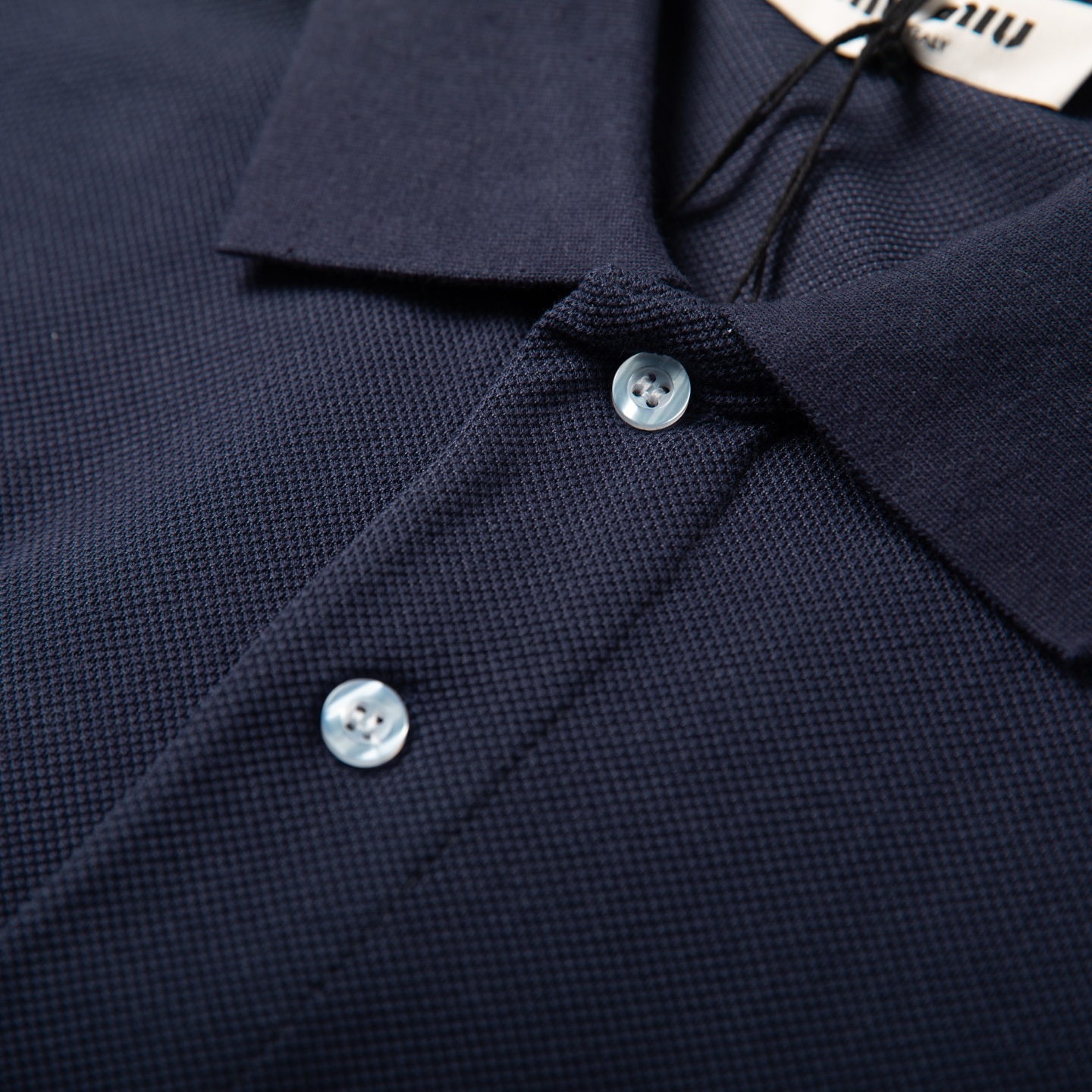 Miu Miu 2026春夏新款藏青假两件Polo衫经典藏青，撞出少年感袖口与下摆的白边拼接，是假两件的