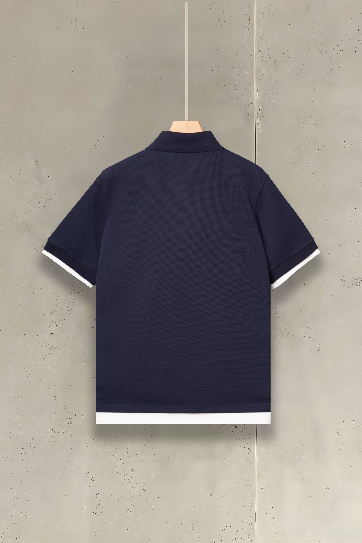 Miu Miu 2026春夏新款藏青假两件Polo衫经典藏青，撞出少年感袖口与下摆的白边拼接，是假两件的