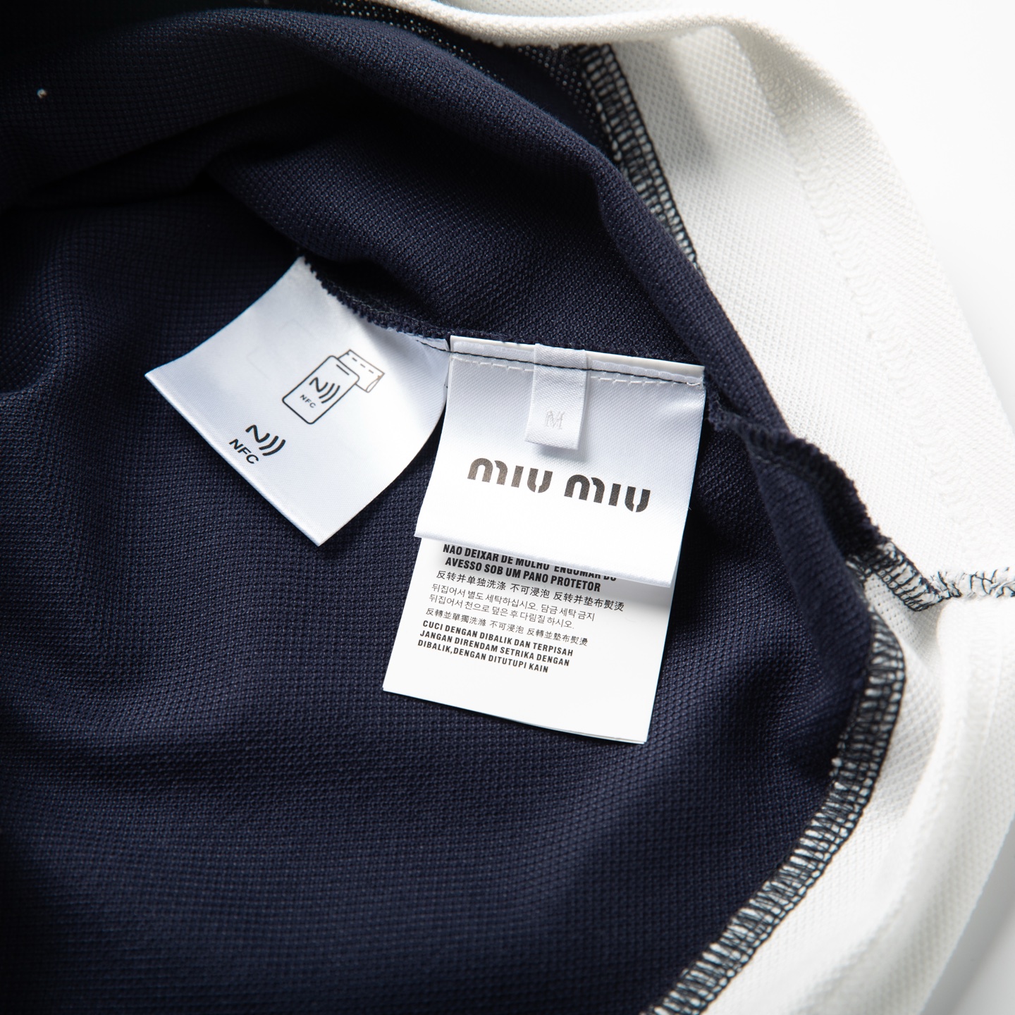 Miu Miu 2026春夏新款藏青假两件Polo衫经典藏青，撞出少年感袖口与下摆的白边拼接，是假两件的