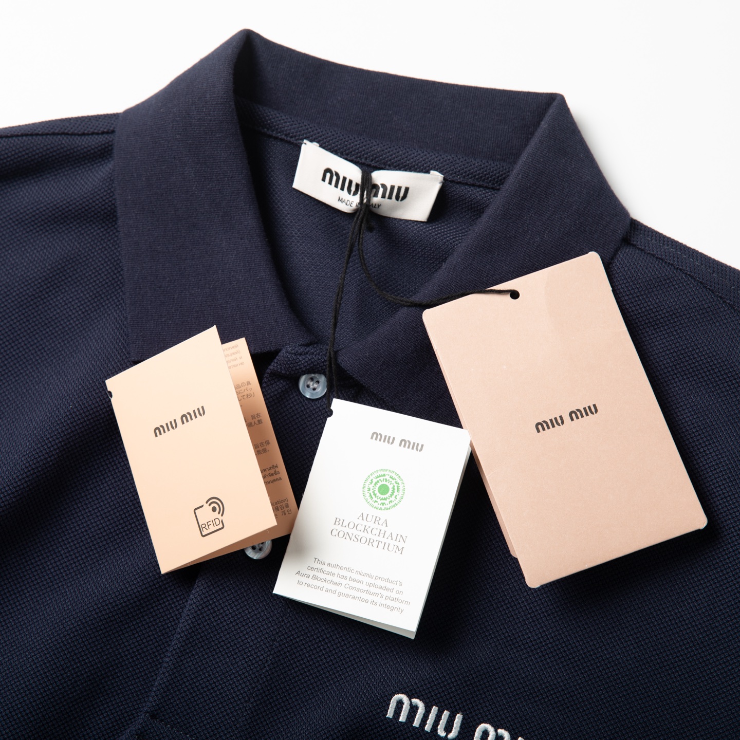 Miu Miu 2026春夏新款藏青假两件Polo衫经典藏青，撞出少年感袖口与下摆的白边拼接，是假两件的