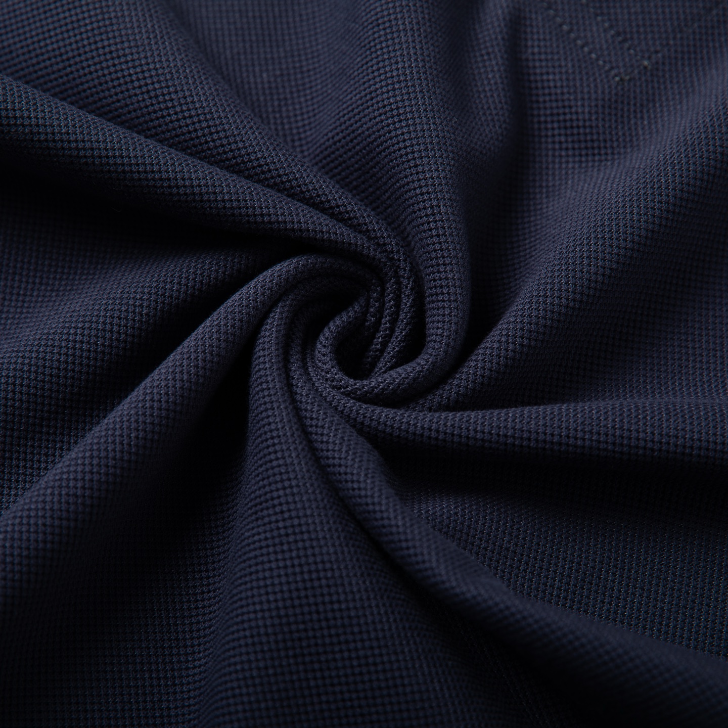 Miu Miu 2026春夏新款藏青假两件Polo衫经典藏青，撞出少年感袖口与下摆的白边拼接，是假两件的