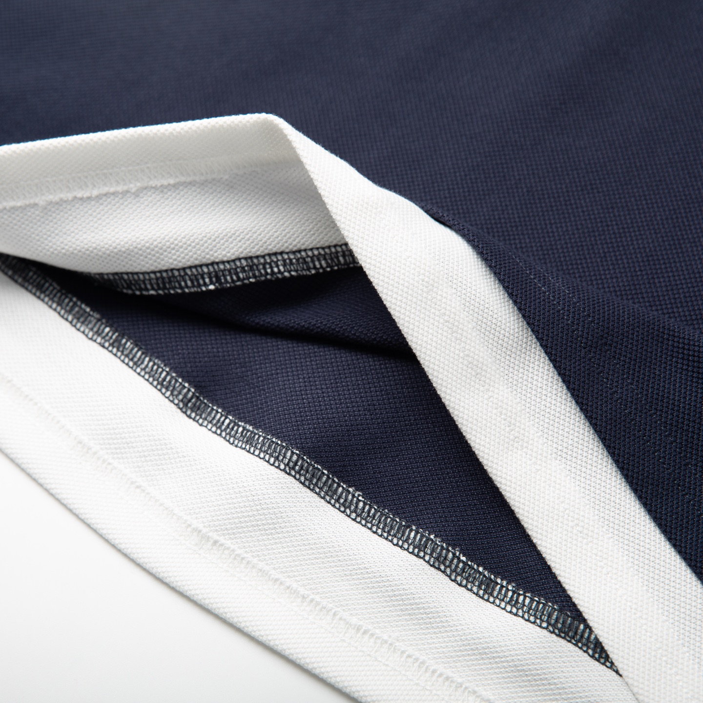 Miu Miu 2026春夏新款藏青假两件Polo衫经典藏青，撞出少年感袖口与下摆的白边拼接，是假两件的