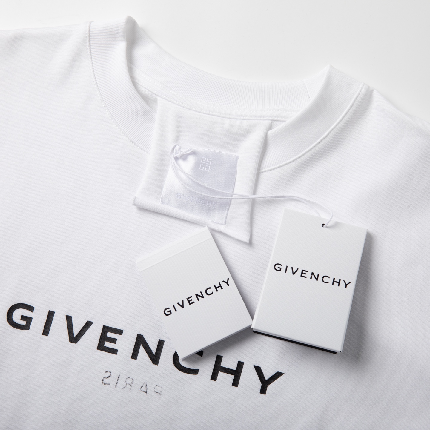 Givenchy纪梵希2026春夏经典背后的Logo与“PARIS”字样，打破常规，自带辨识度，低调中透