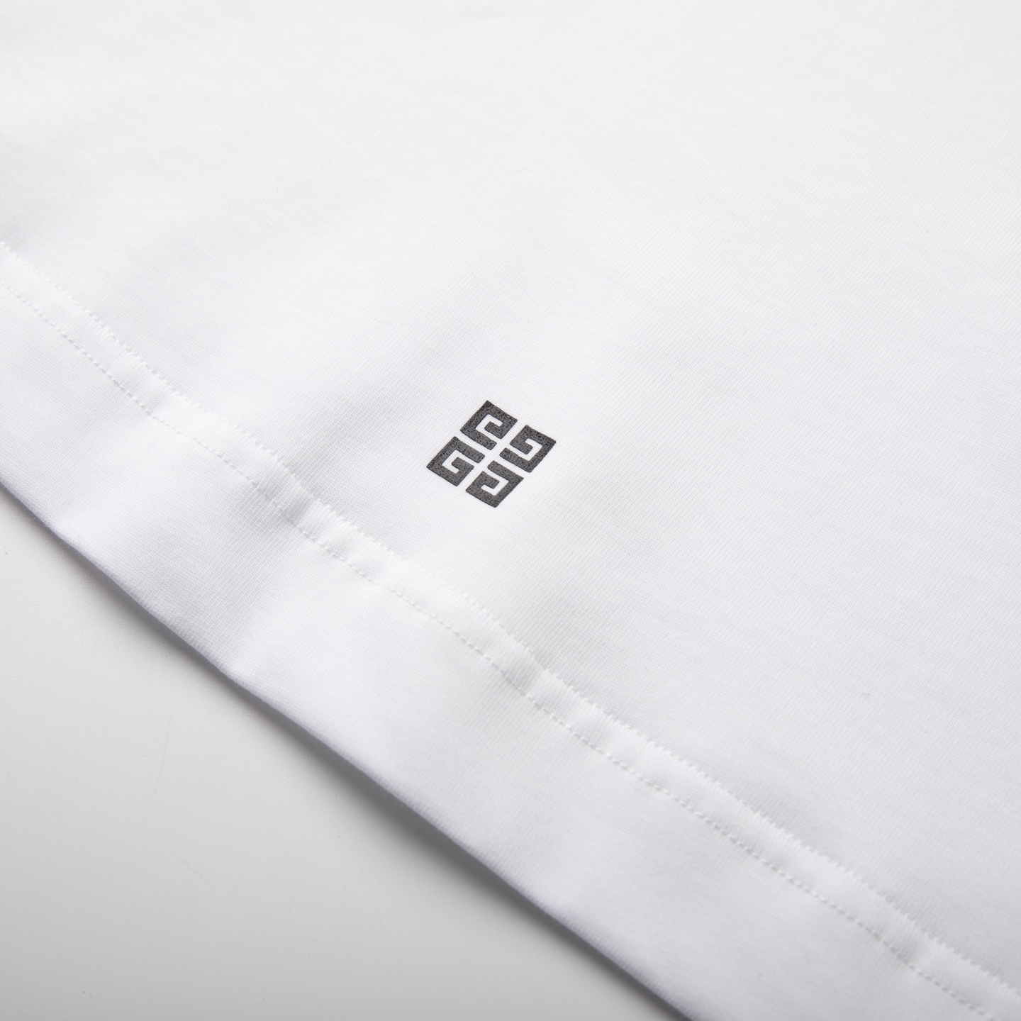 Givenchy纪梵希2026春夏经典背后的Logo与“PARIS”字样，打破常规，自带辨识度，低调中透