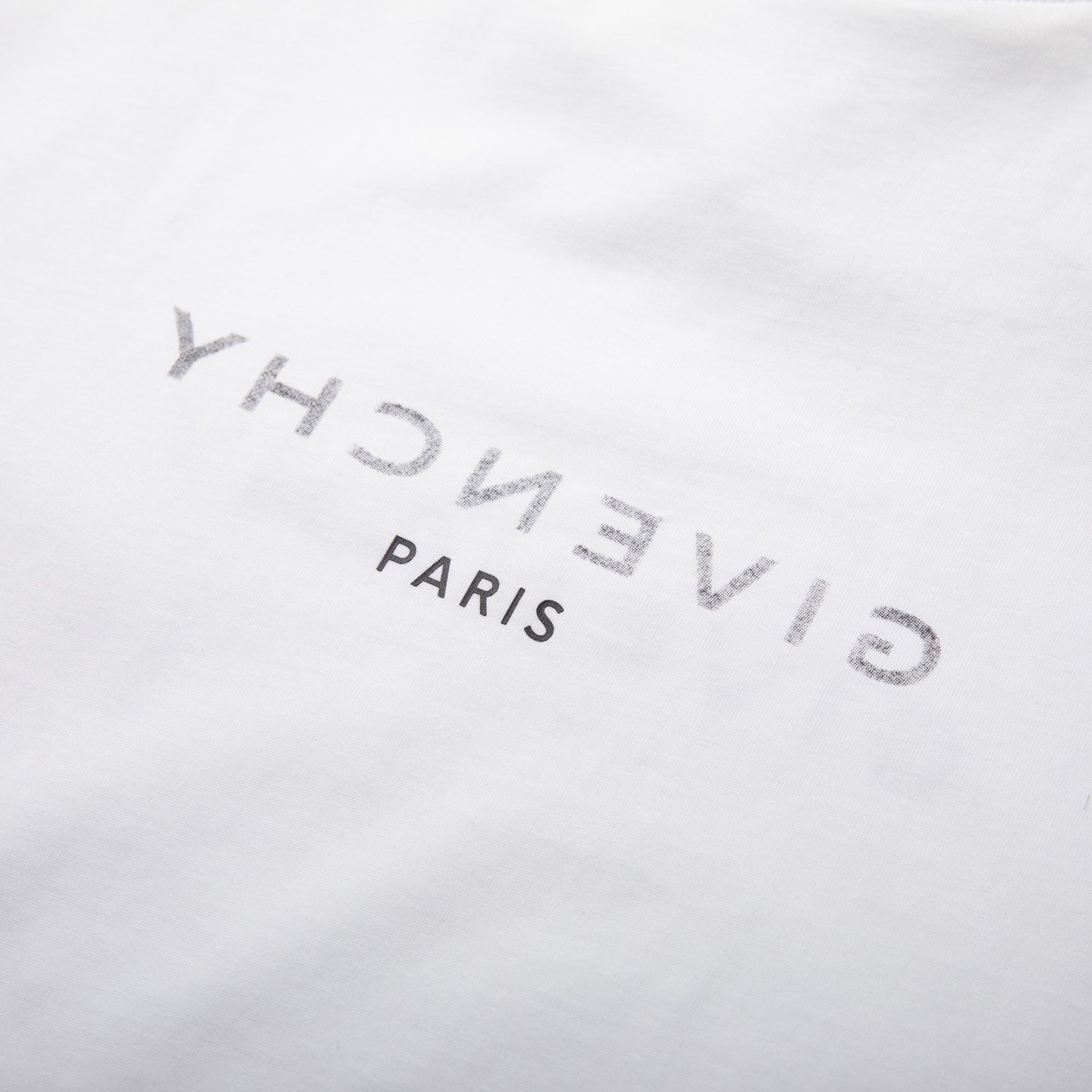 Givenchy纪梵希2026春夏经典背后的Logo与“PARIS”字样，打破常规，自带辨识度，低调中透