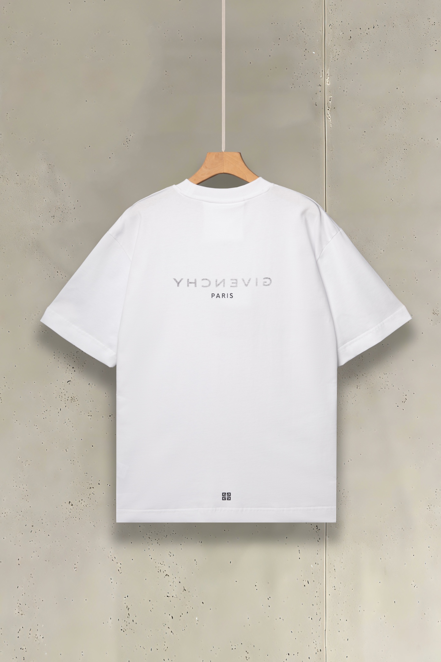 Givenchy纪梵希2026春夏经典背后的Logo与“PARIS”字样，打破常规，自带辨识度，低调中透