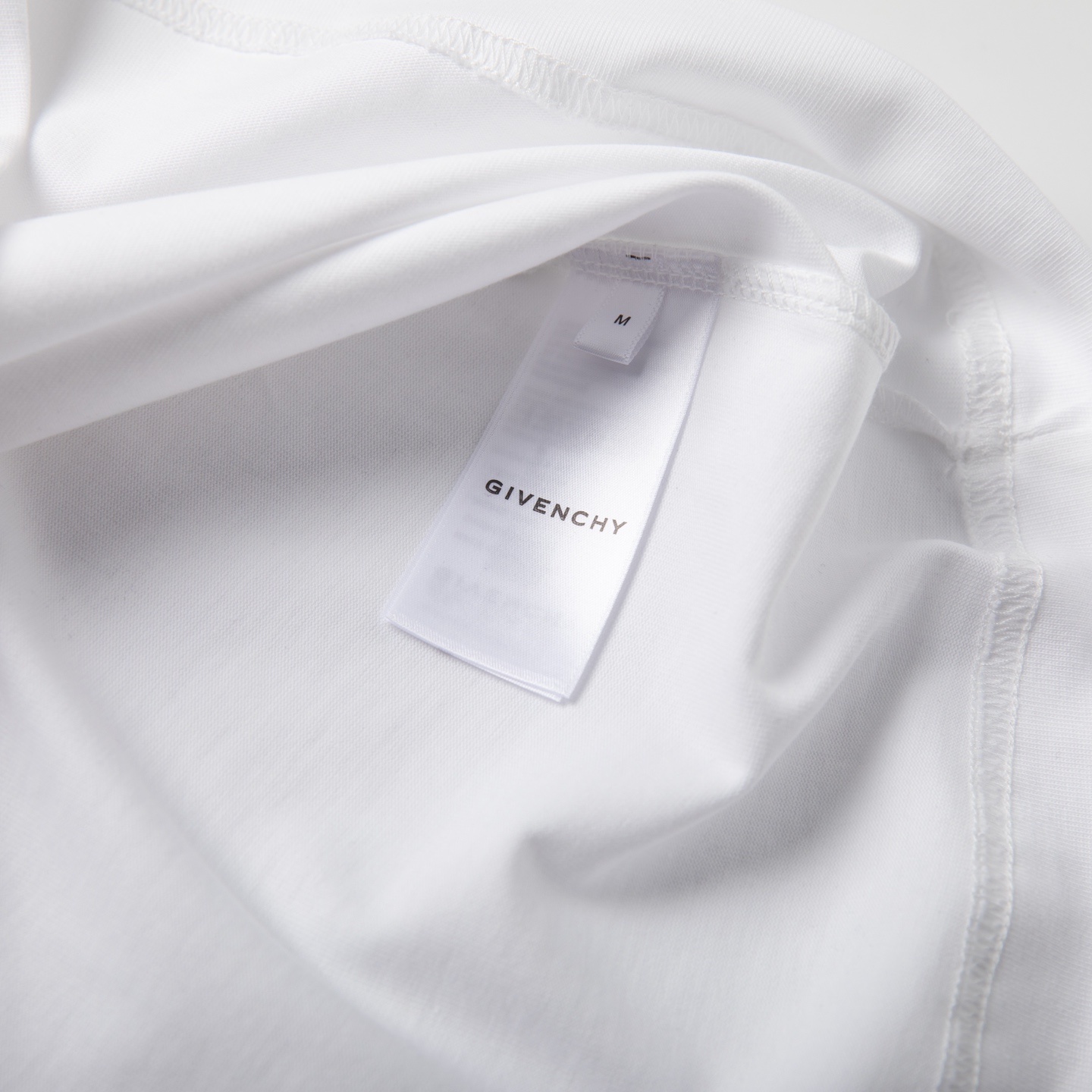 Givenchy纪梵希2026春夏经典背后的Logo与“PARIS”字样，打破常规，自带辨识度，低调中透