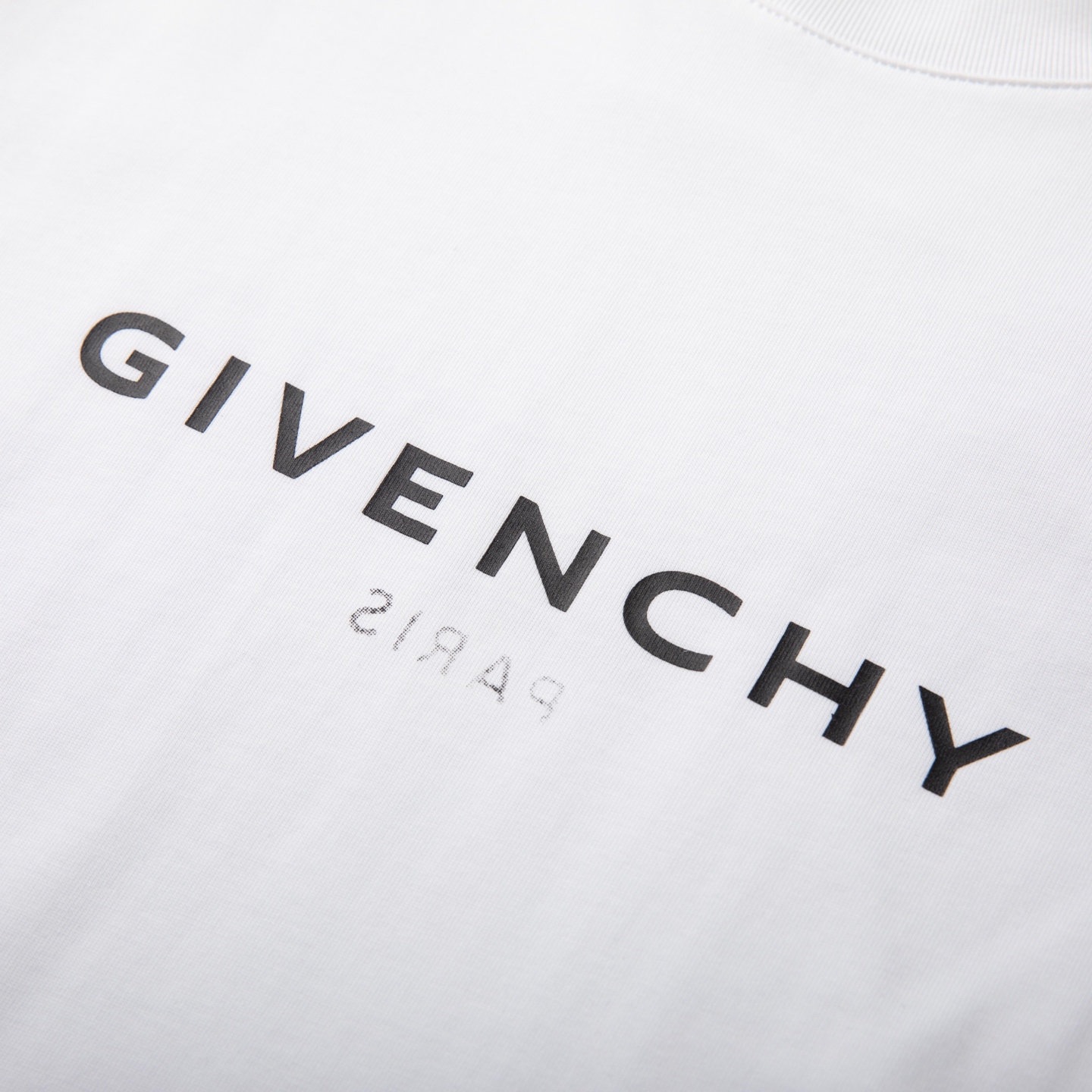 Givenchy纪梵希2026春夏经典背后的Logo与“PARIS”字样，打破常规，自带辨识度，低调中透