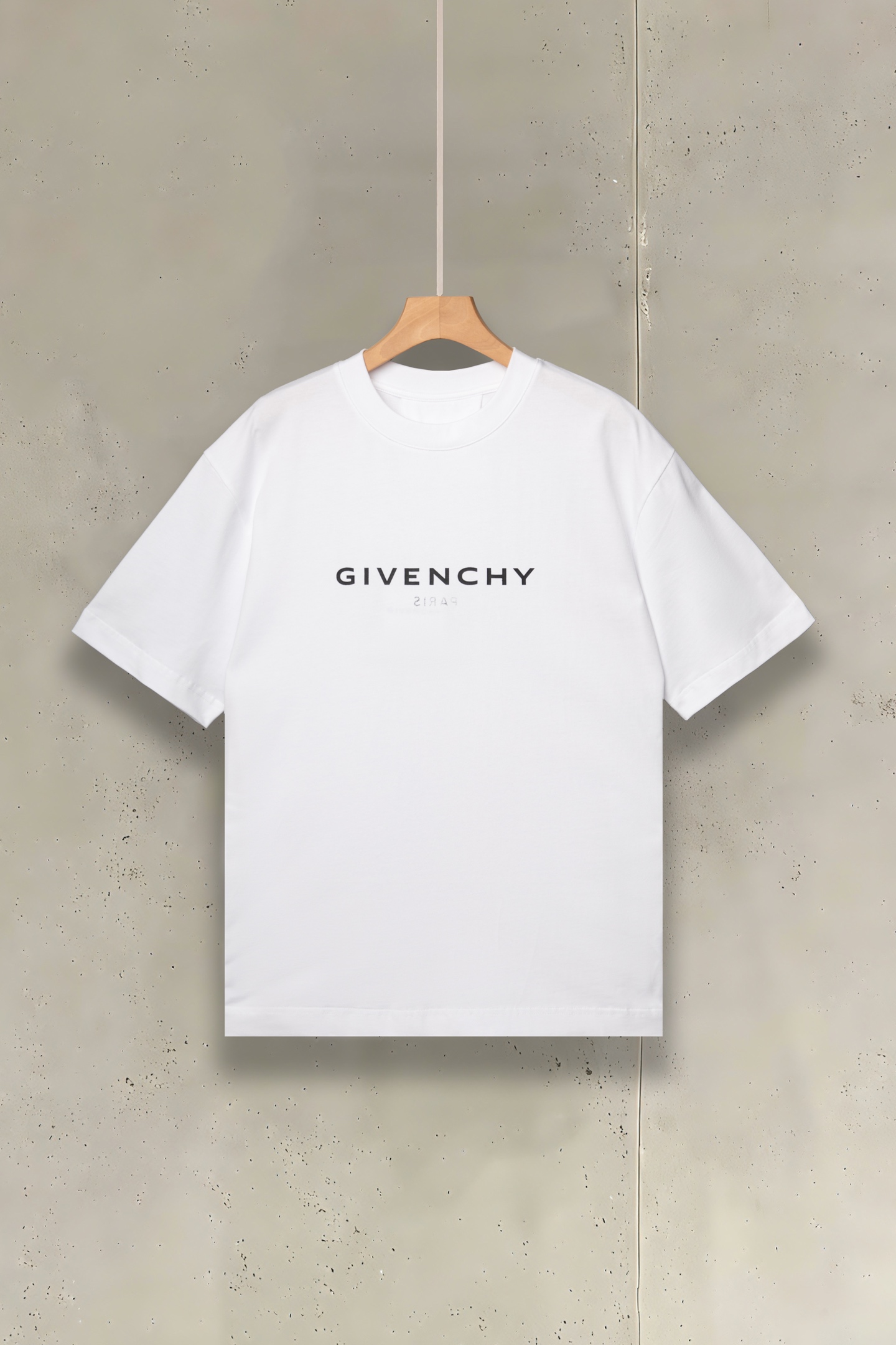 Givenchy纪梵希2026春夏经典背后的Logo与“PARIS”字样，打破常规，自带辨识度，低调中透