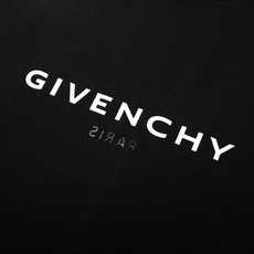 Givenchy纪梵希2026春夏经典背后的Logo与“PARIS”字样,打破常规,自带辨识度,低调中透 Givenchy纪梵希2026春夏经典背后的Logo与“PARIS”字样,打破常规,自带辨识度,低调中透