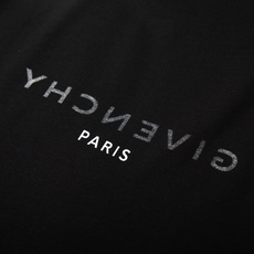 Givenchy纪梵希2026春夏经典背后的Logo与“PARIS”字样,打破常规,自带辨识度,低调中透 Givenchy纪梵希2026春夏经典背后的Logo与“PARIS”字样,打破常规,自带辨识度,低调中透
