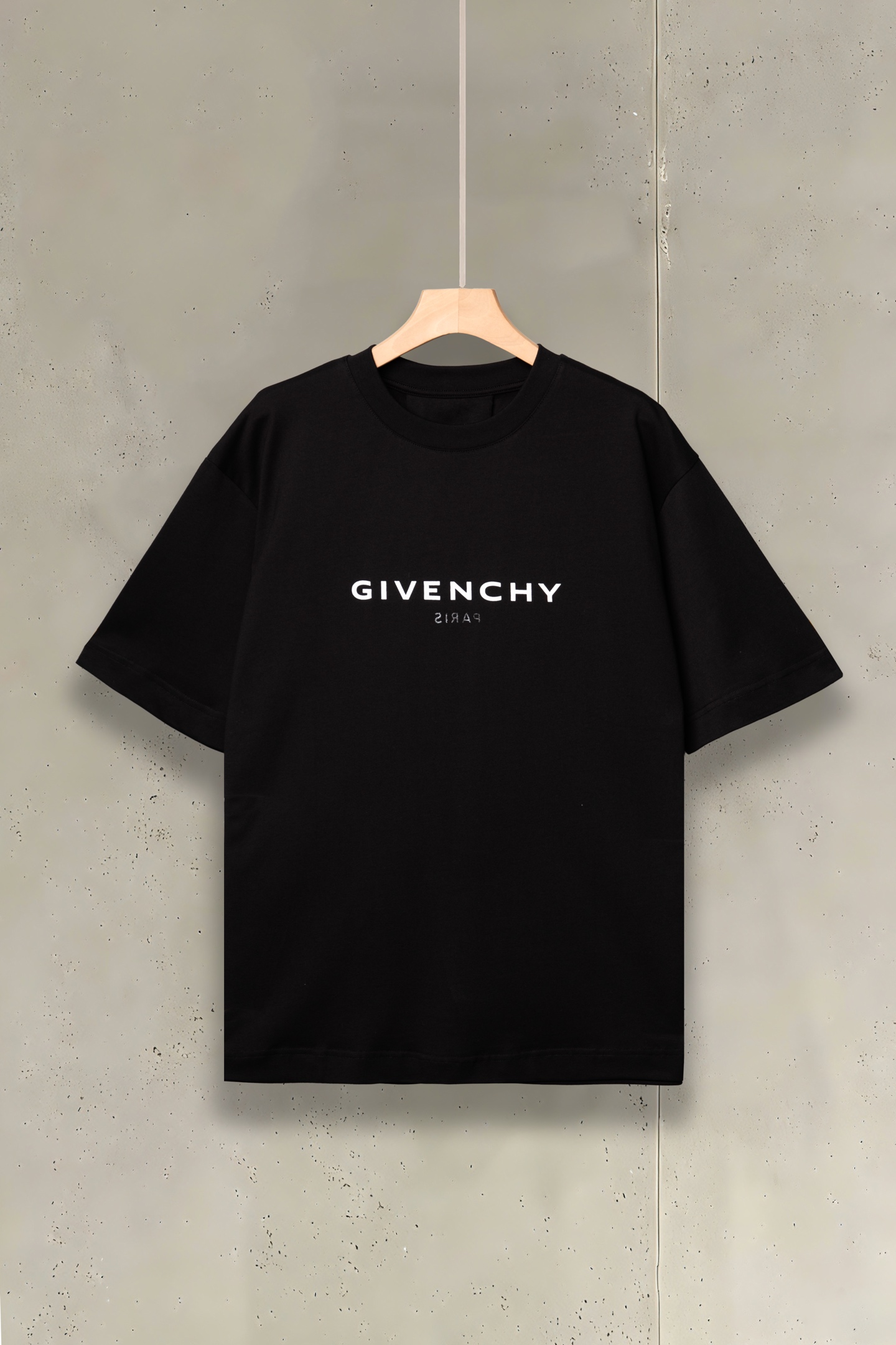 Givenchy纪梵希2026春夏经典背后的Logo与“PARIS”字样，打破常规，自带辨识度，低调中透