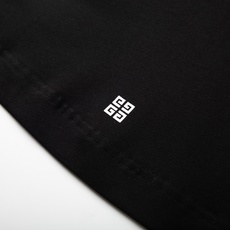 Givenchy纪梵希2026春夏经典背后的Logo与“PARIS”字样,打破常规,自带辨识度,低调中透 Givenchy纪梵希2026春夏经典背后的Logo与“PARIS”字样,打破常规,自带辨识度,低调中透